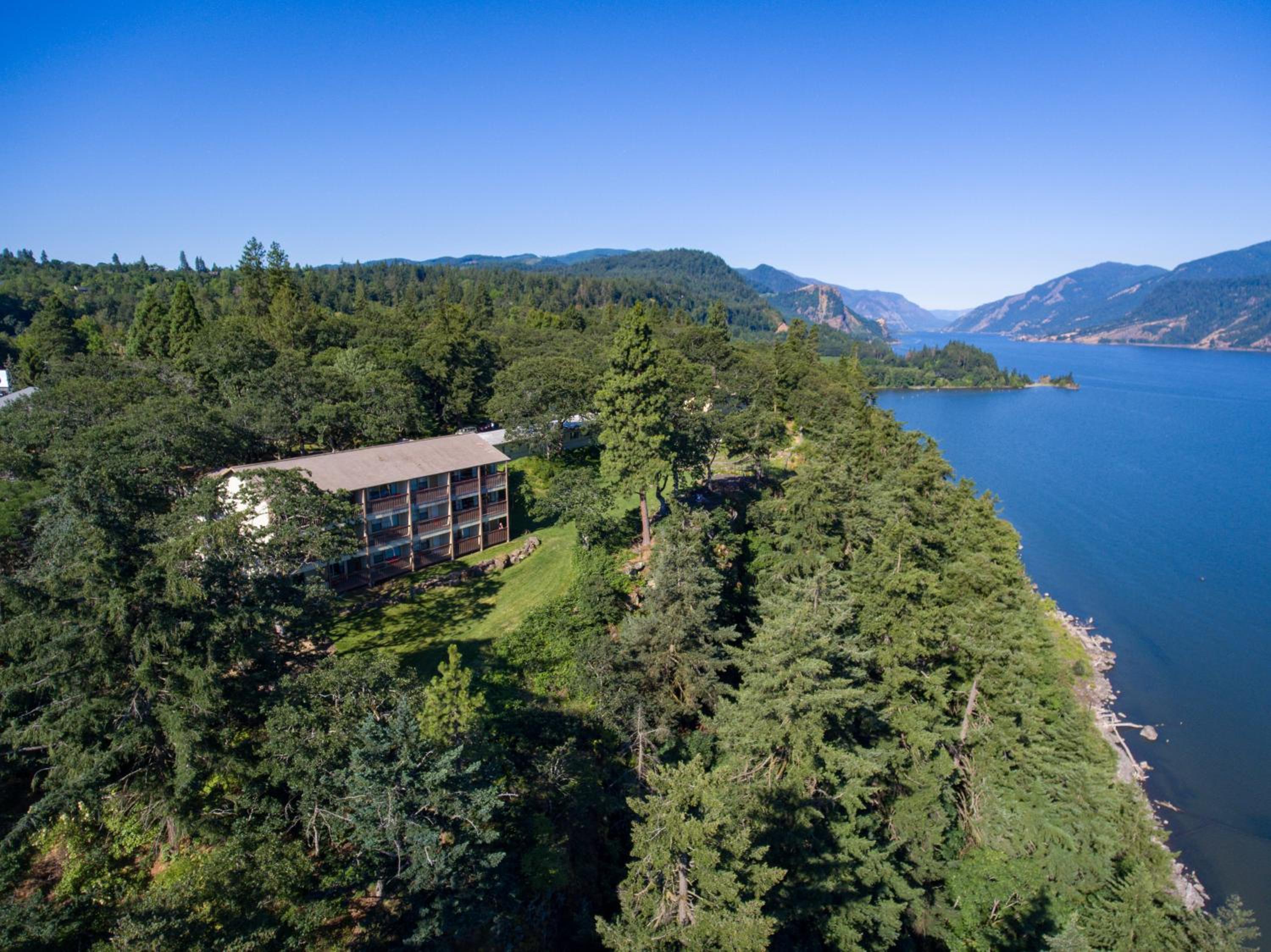 2 Queen Beds, River View with Balcony (Pet Friendly) photo 3