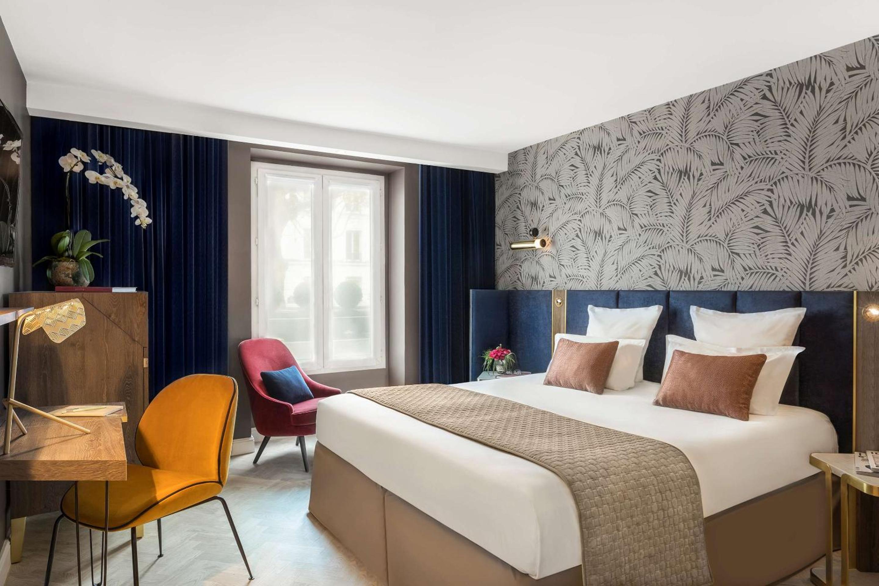 Superior Twin Room thumbnail 6