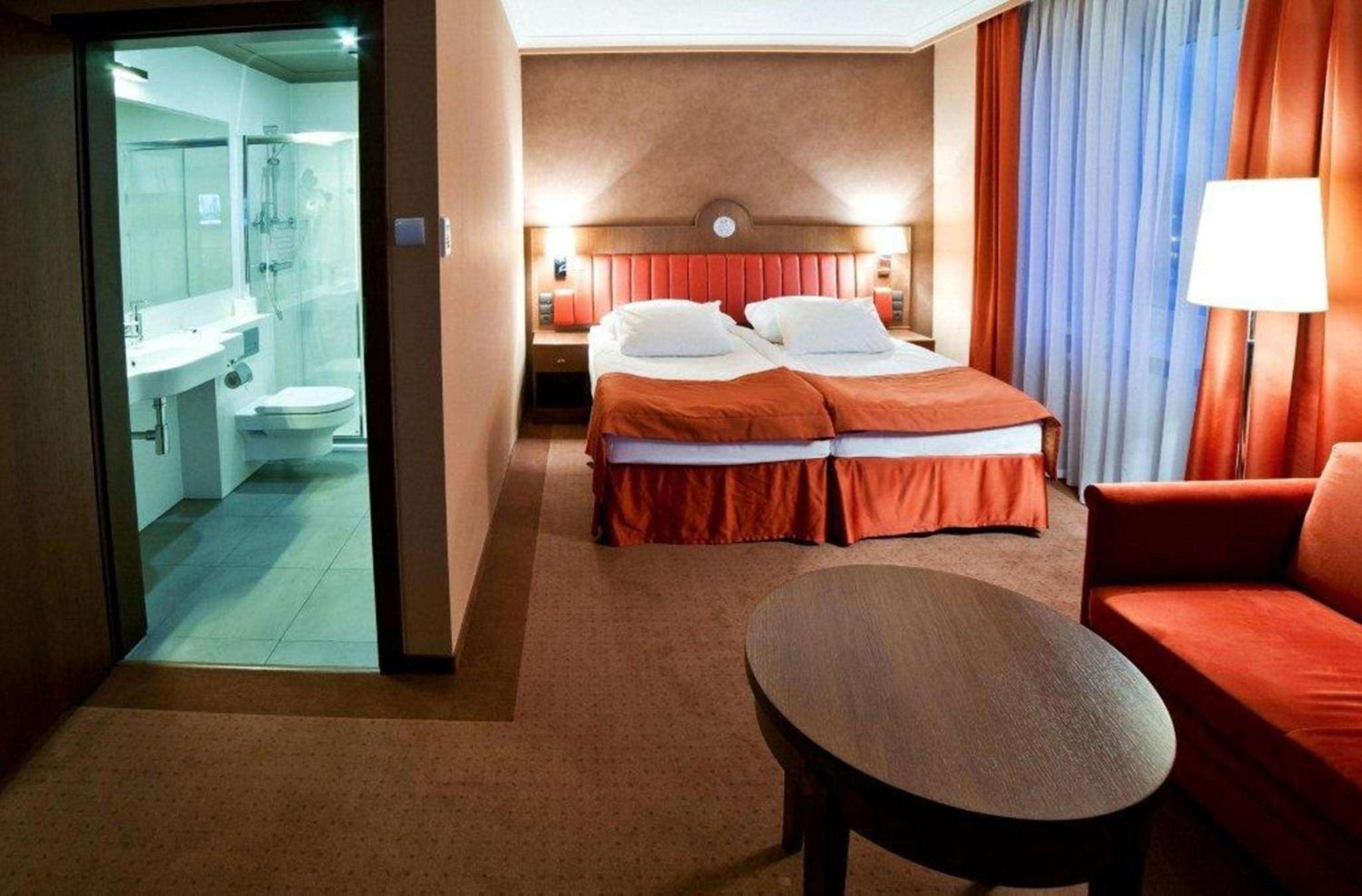 Twin Room with Sofa Bed - Non-Smoking photo 3