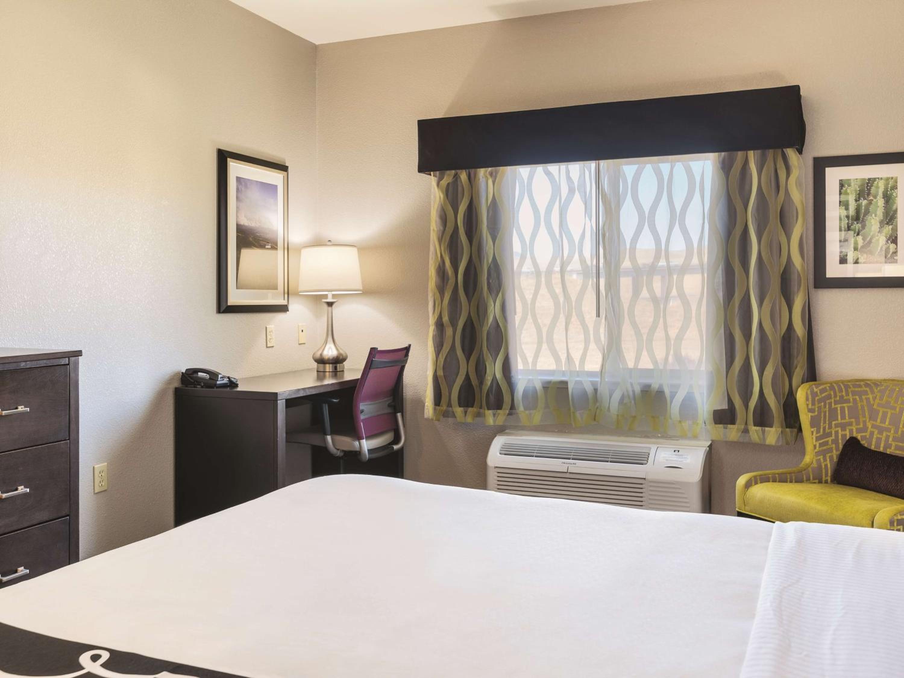 Deluxe King Room - Photo 4