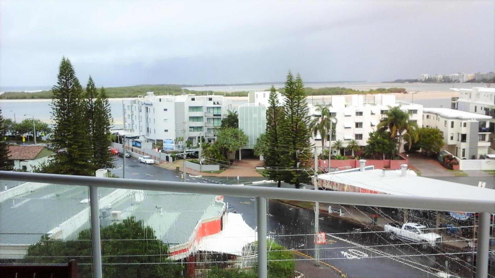 Three-Bedroom Apartment with Partial Water View photo 2