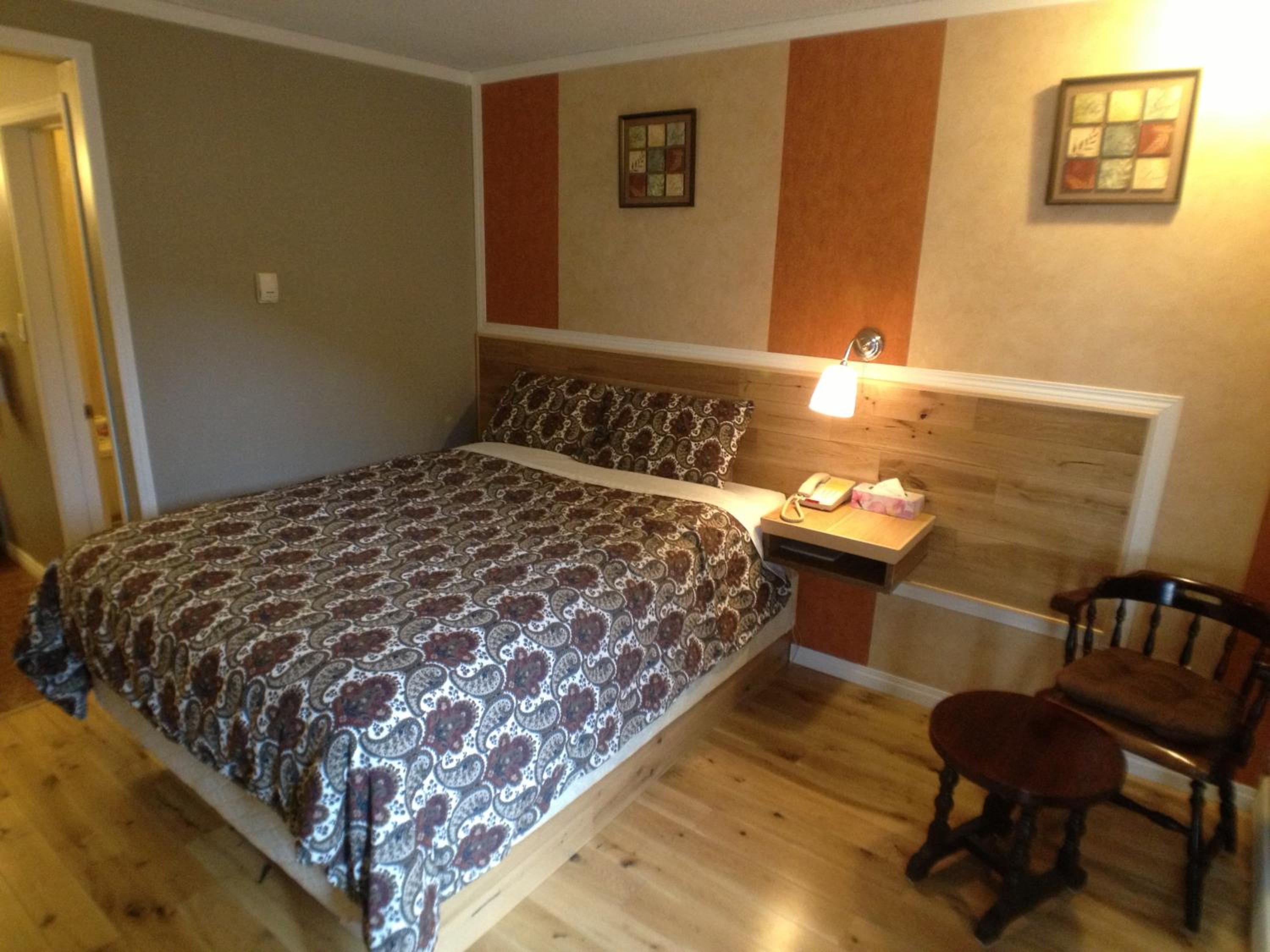 Queen Room photo 2