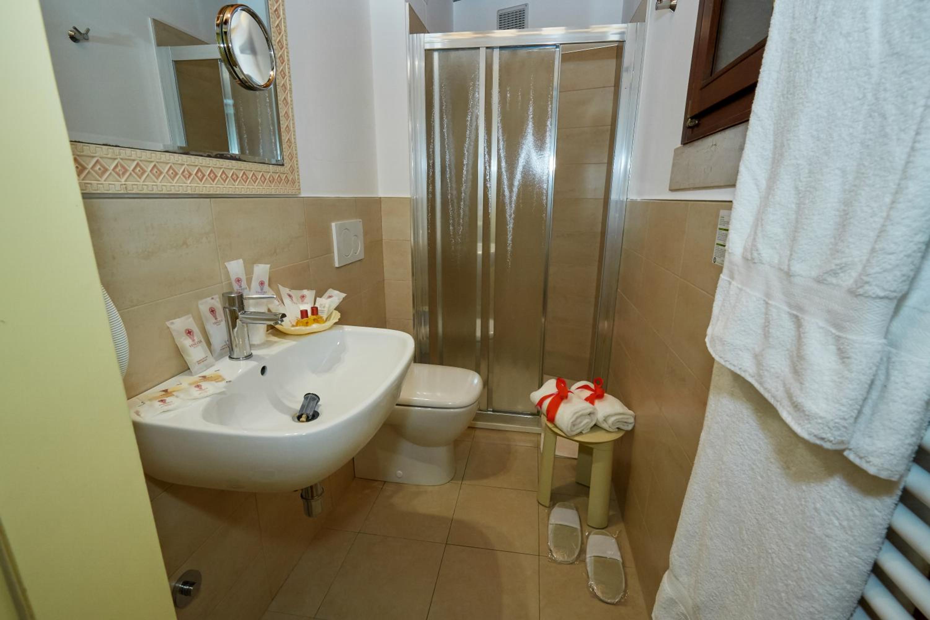 Classic Double or Twin Room - Photo 8