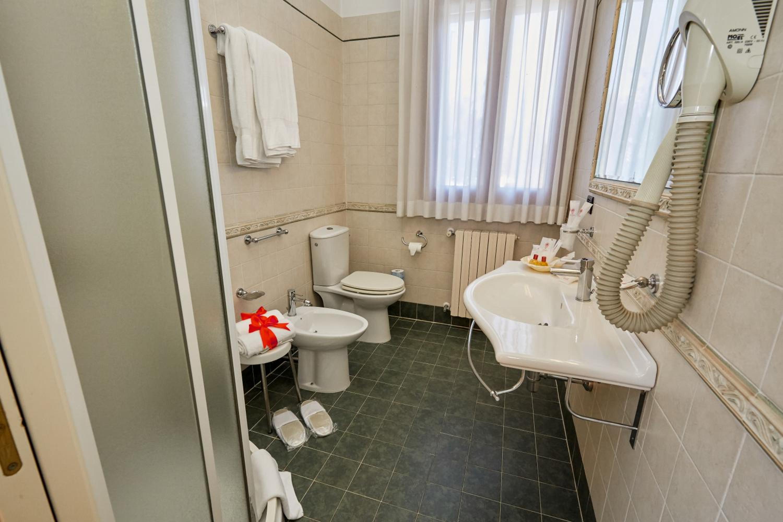 Deluxe Double Room - Photo 11