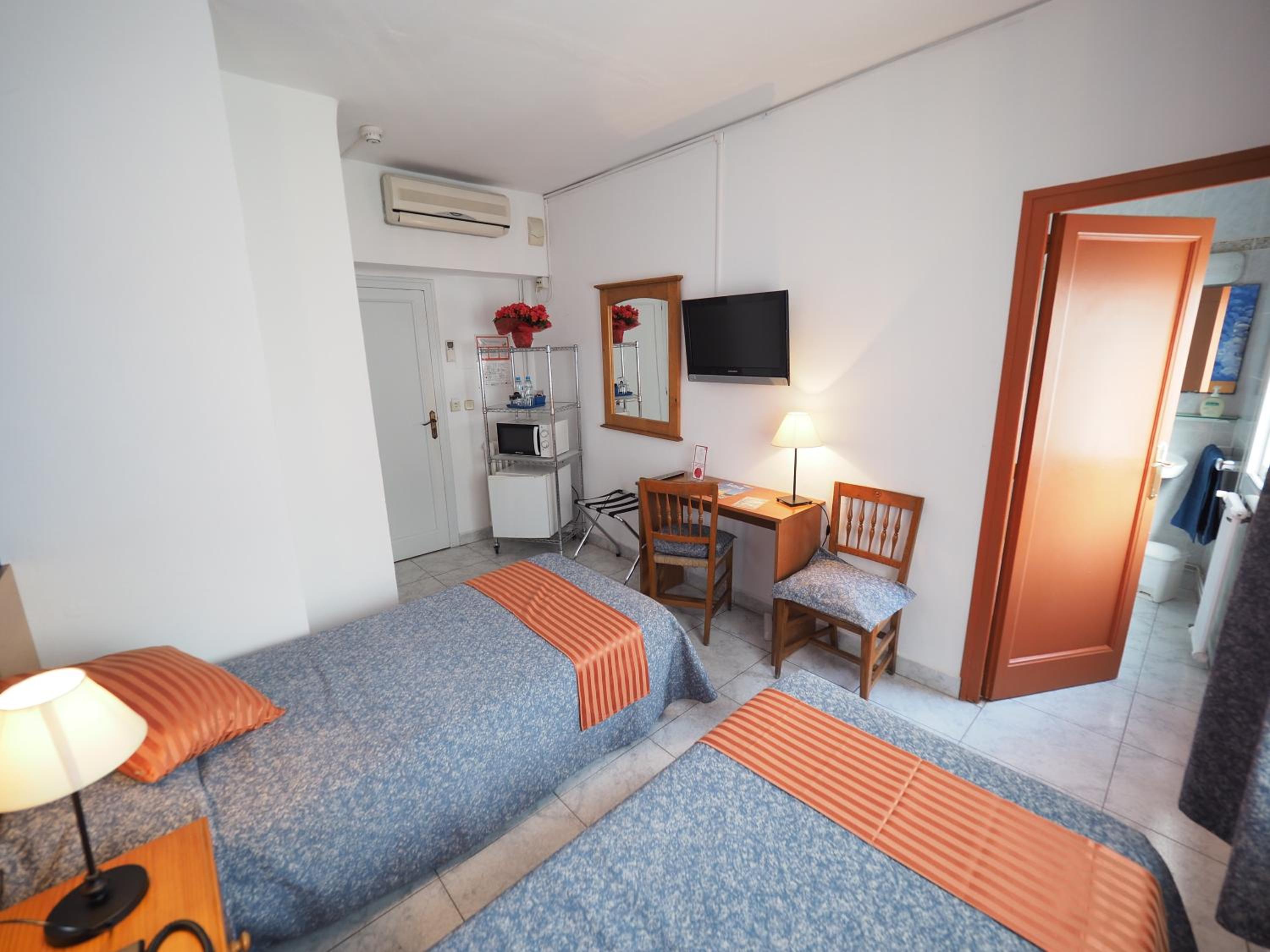 Double or Twin Room with Street View photo 2