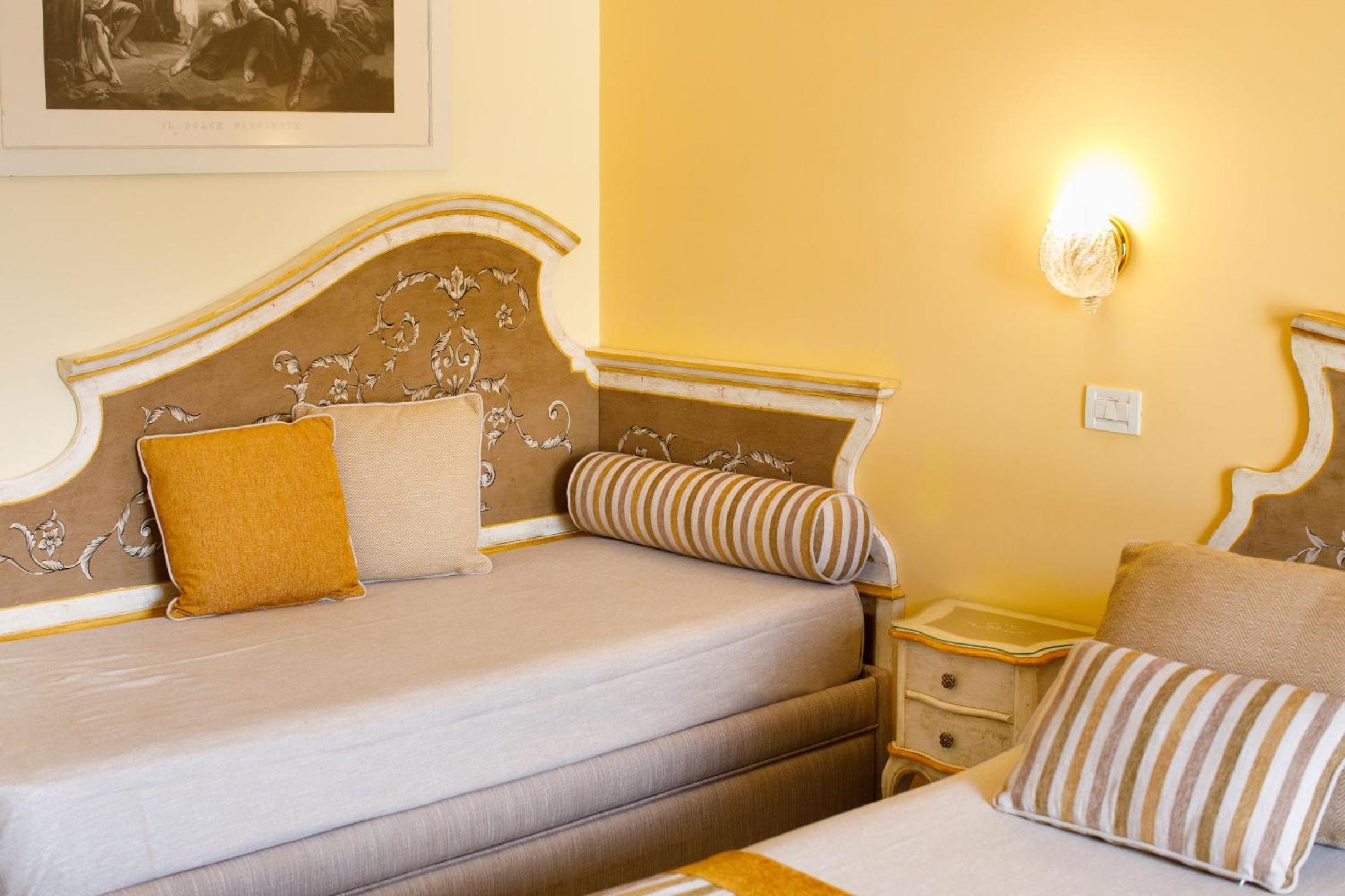 Economy Triple Room - Photo 23