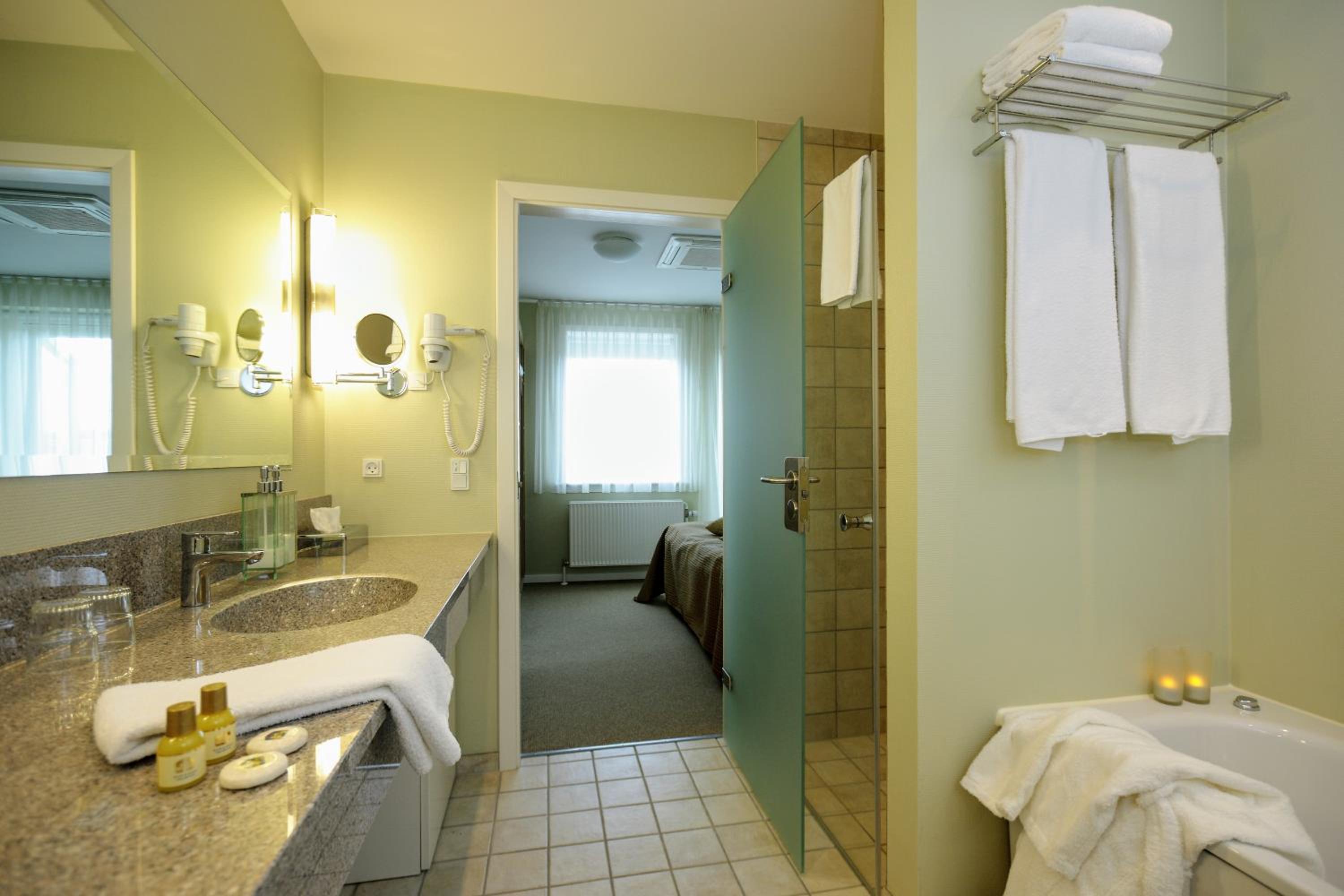 Suite - Photo 5