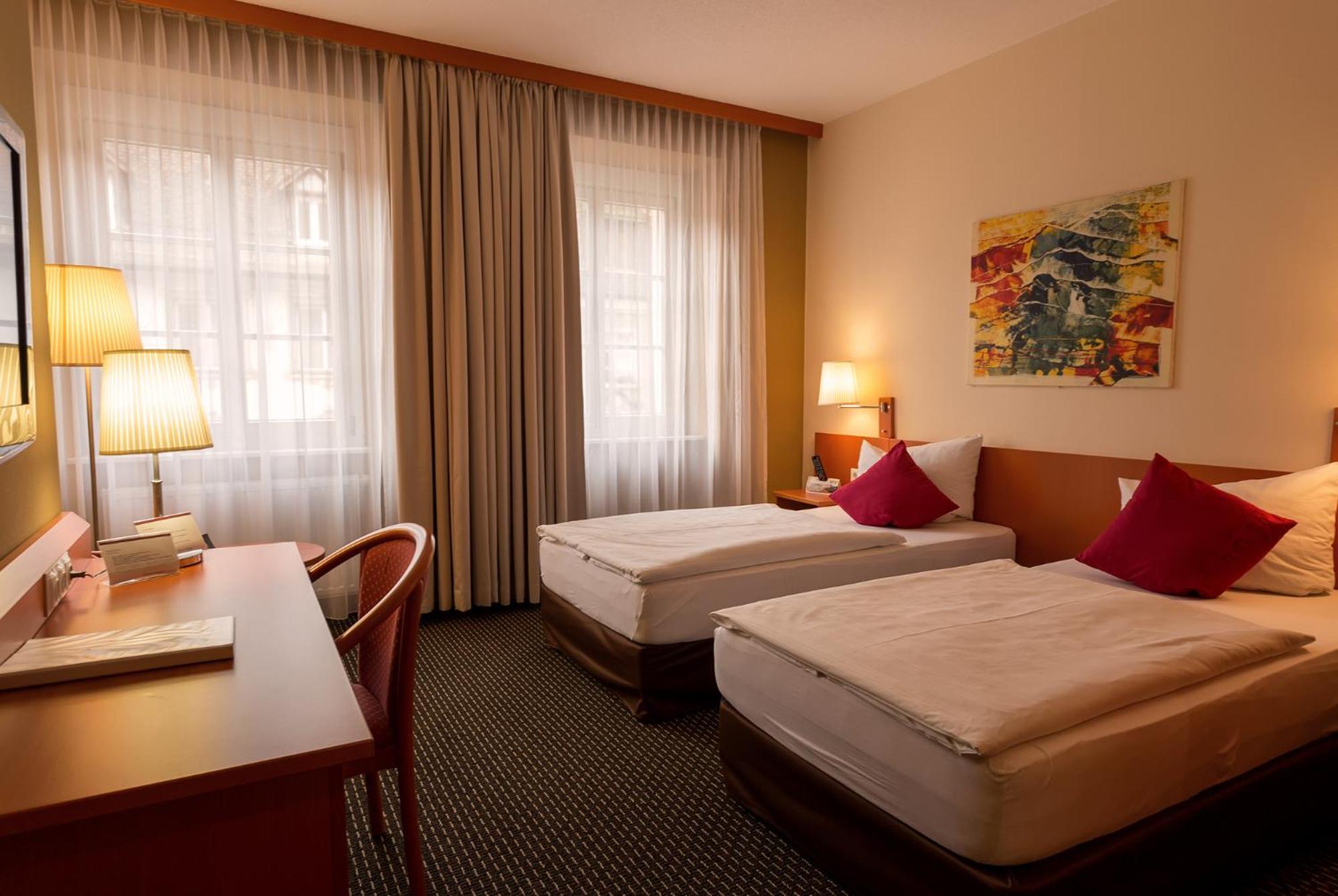 Standard Twin Room - Photo 1