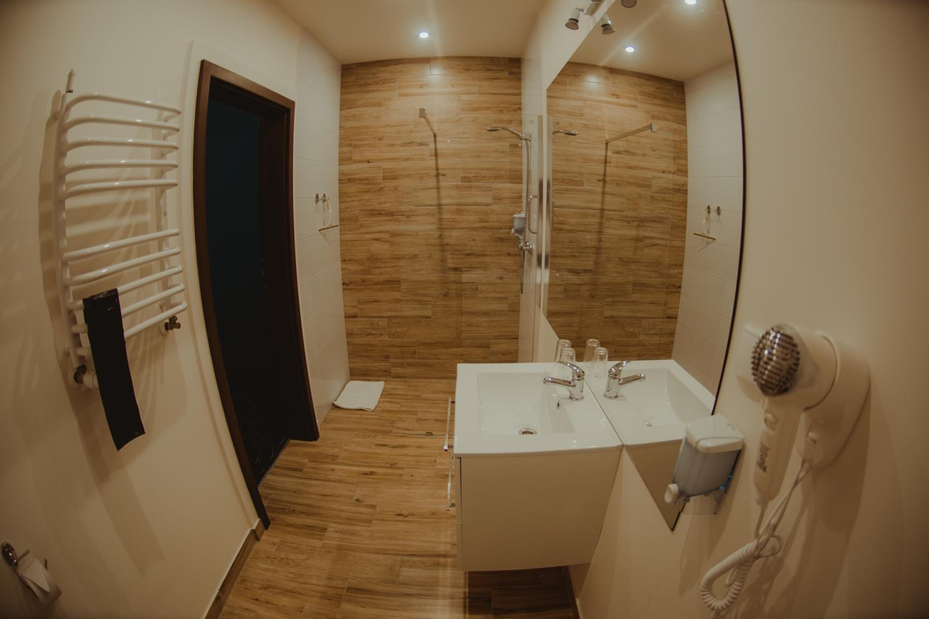 Double Room - Photo 12