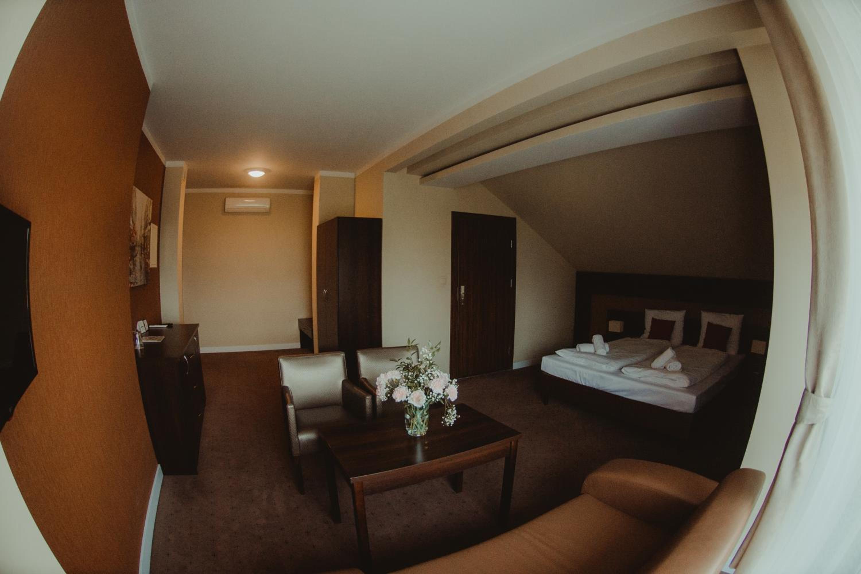 Deluxe King Room - Photo 3