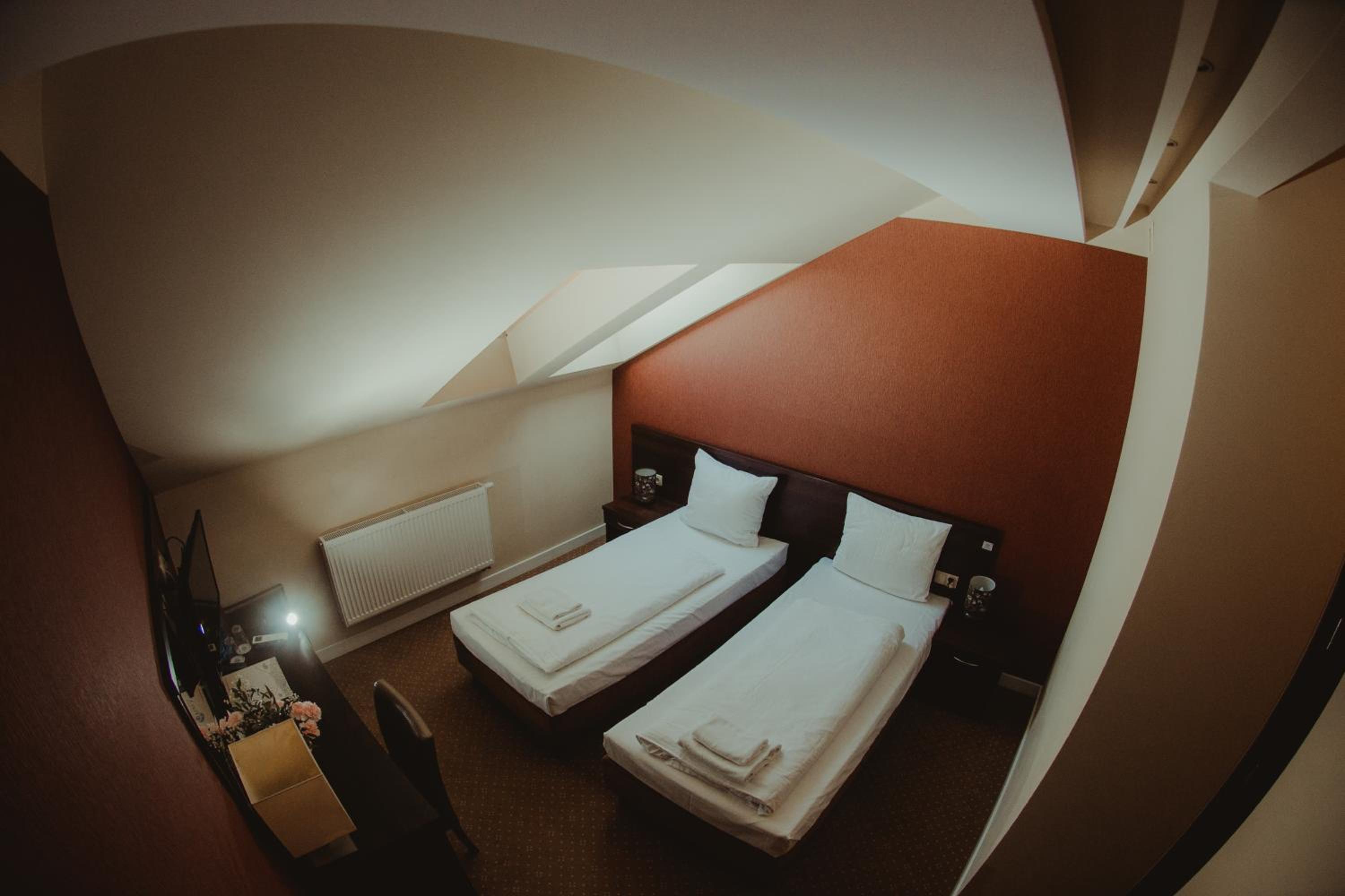 Double Room - Photo 8