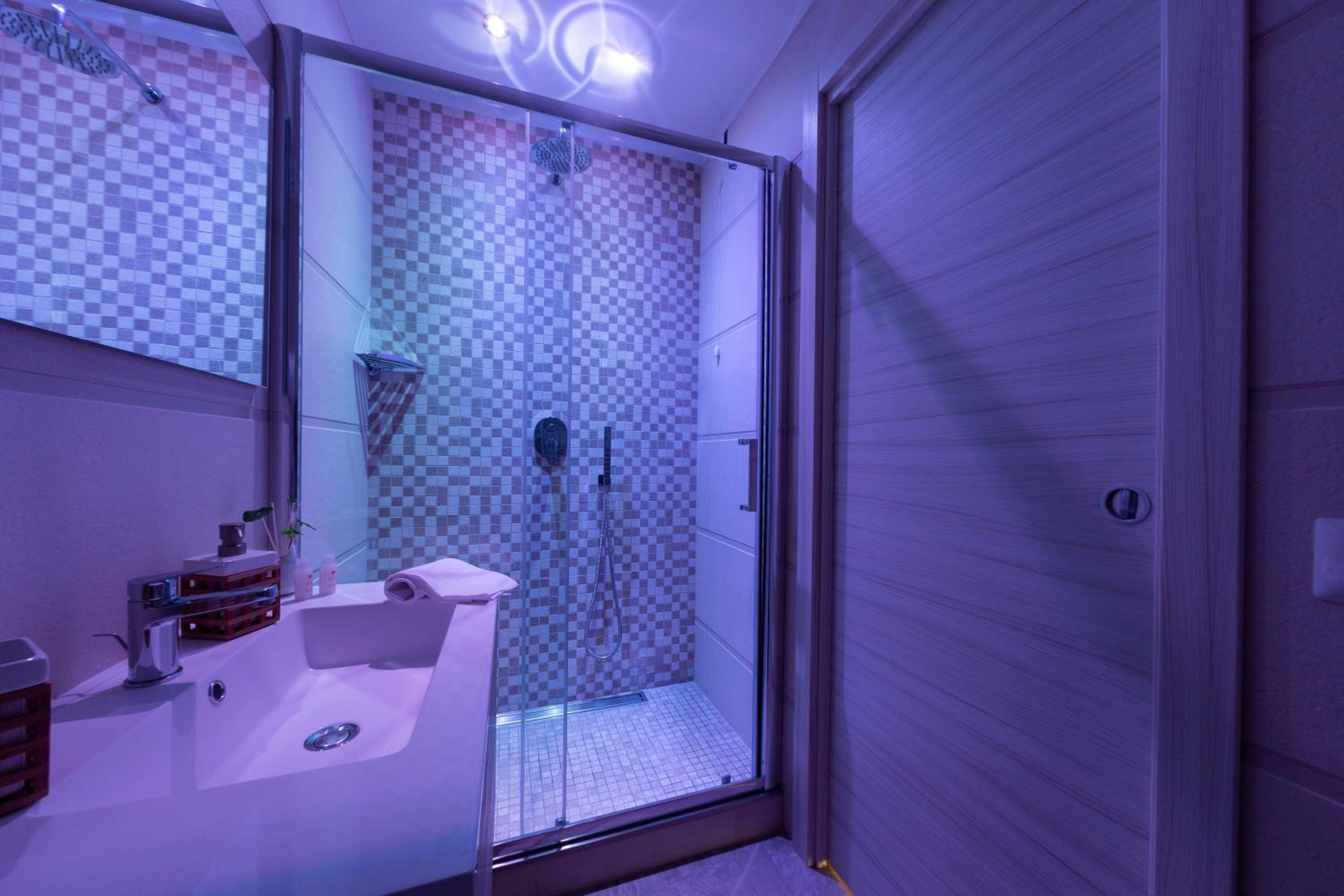 Quadruple Room with Private Bathroom photo 2