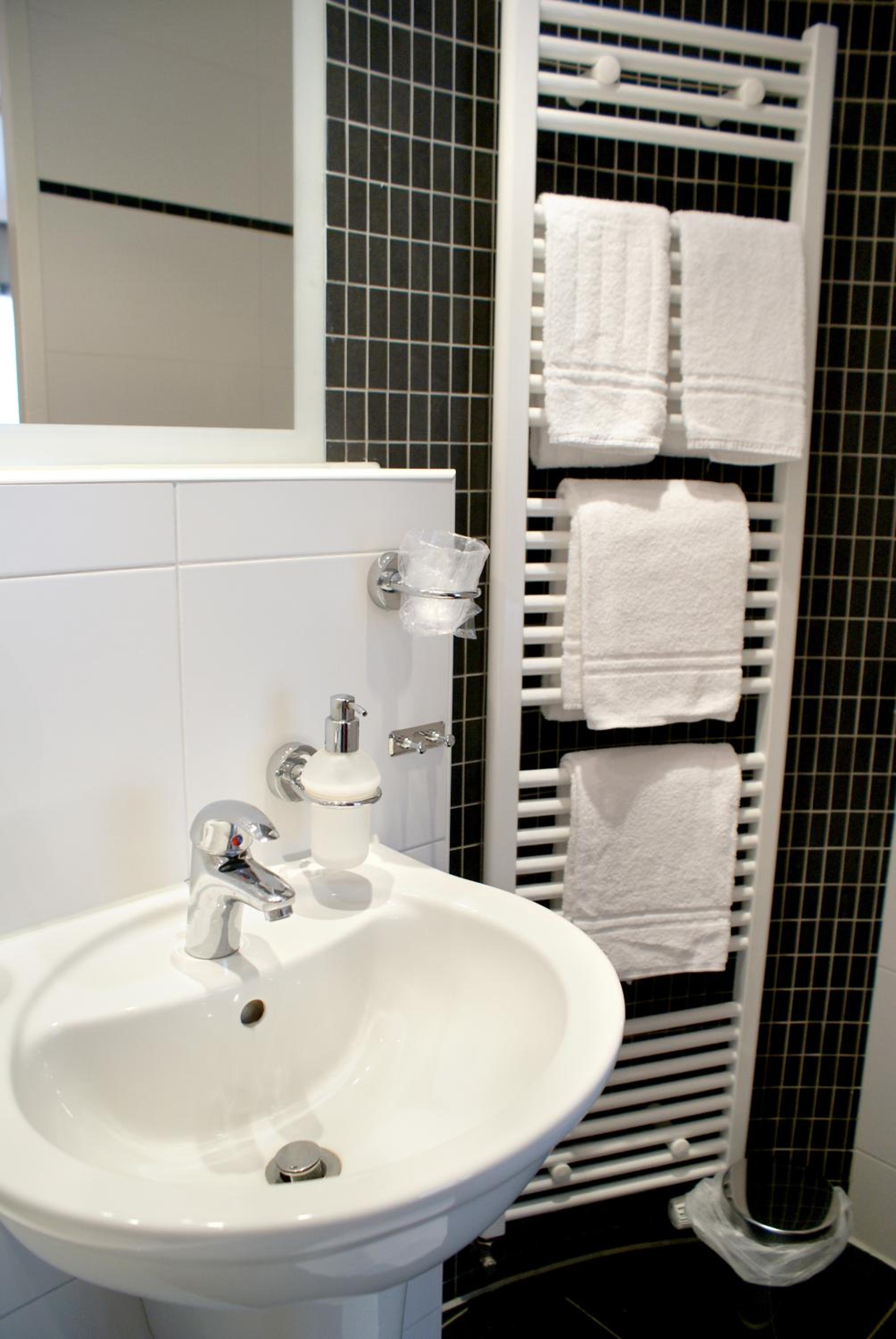 Small Double Room - Photo 4