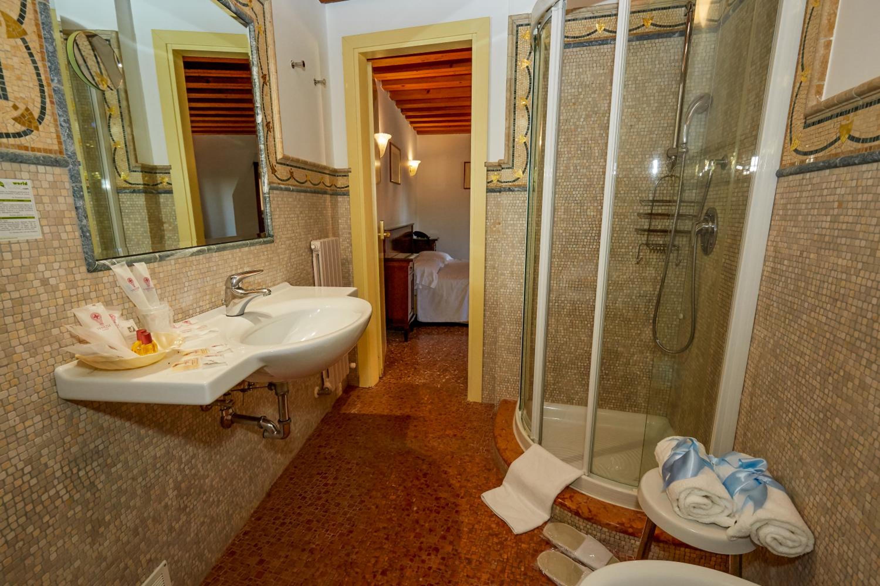 Superior Double or Twin Room - Photo 8