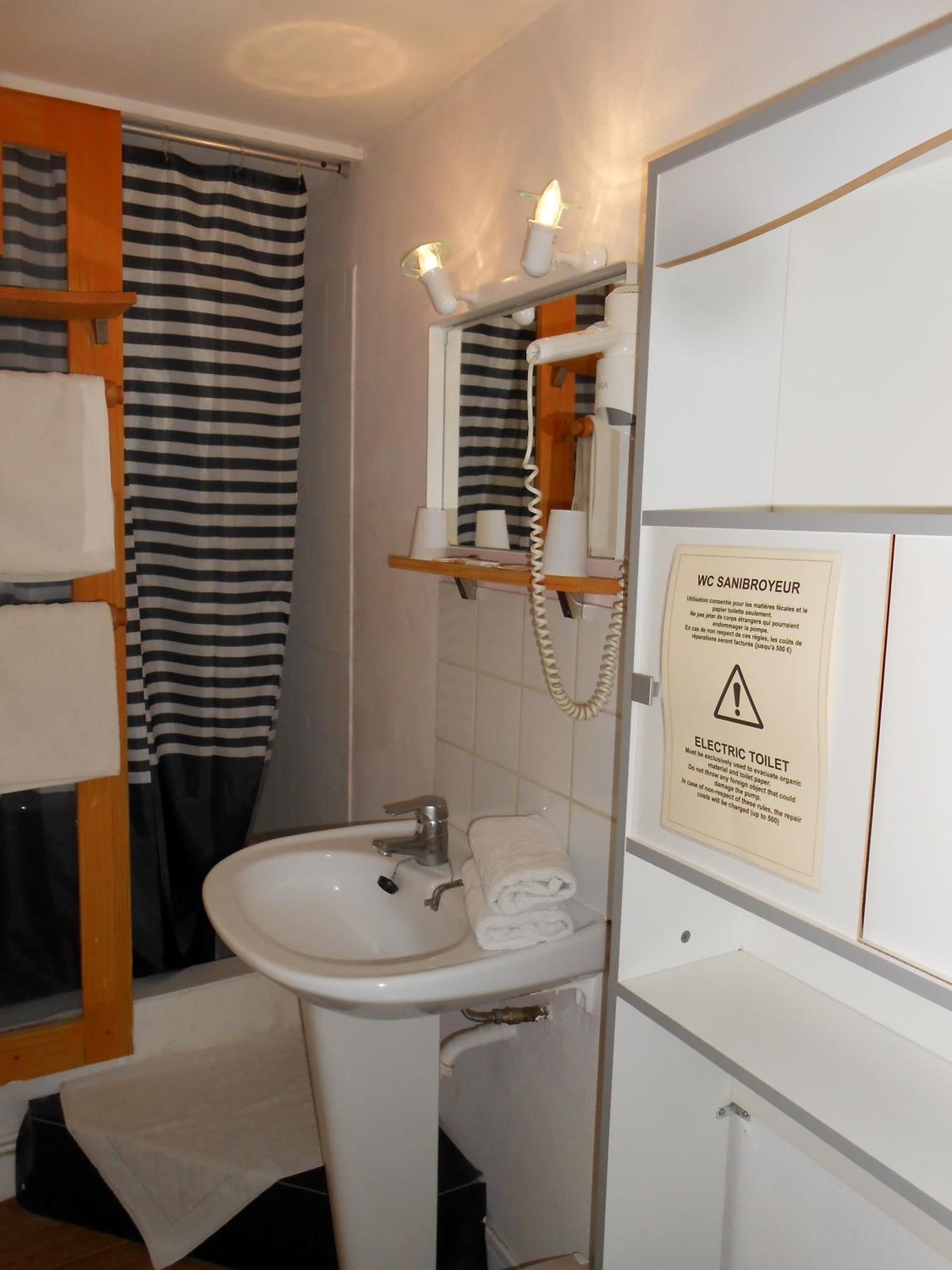 Double Room - Photo 7