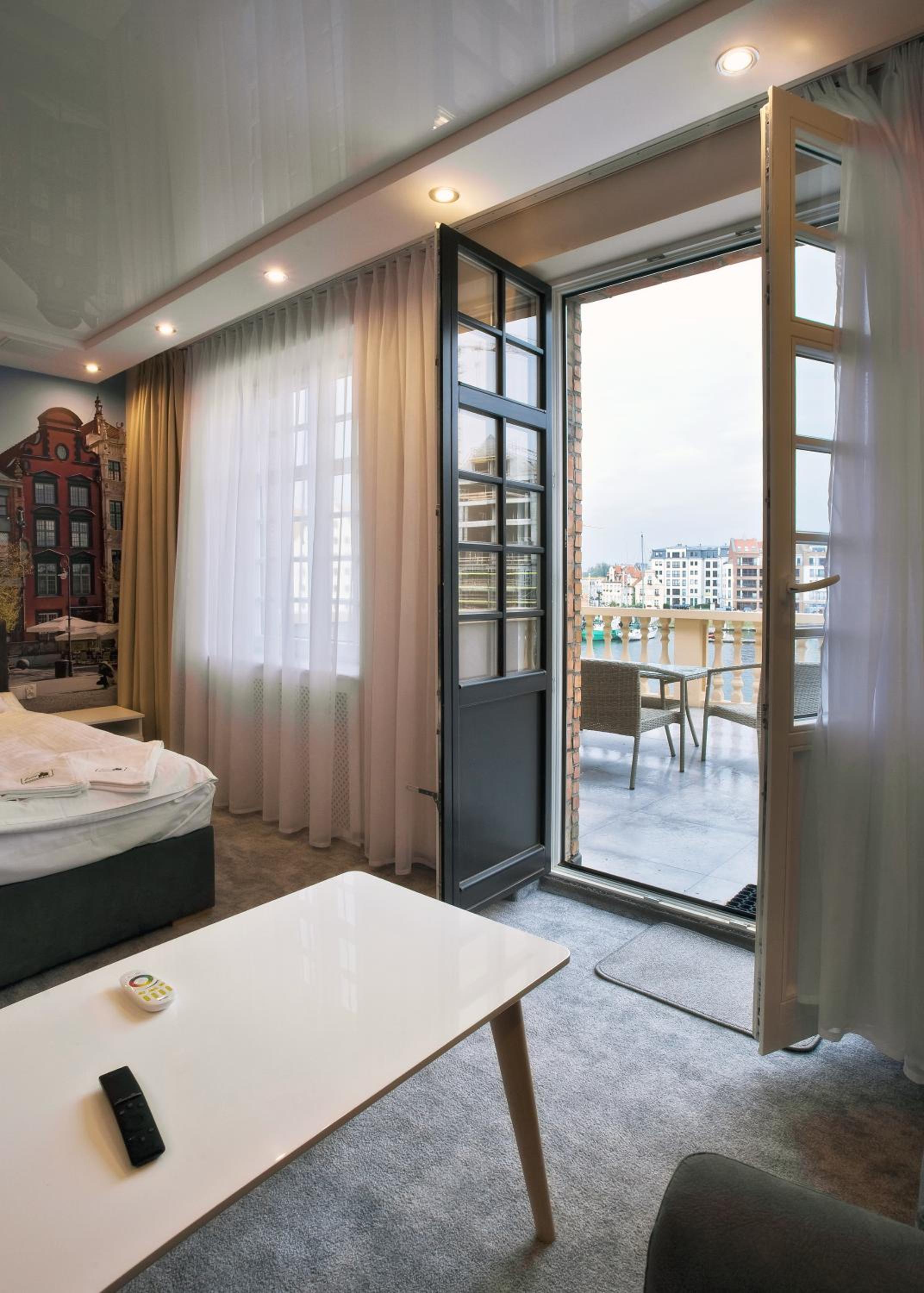Apartment with Terrace - Photo 4