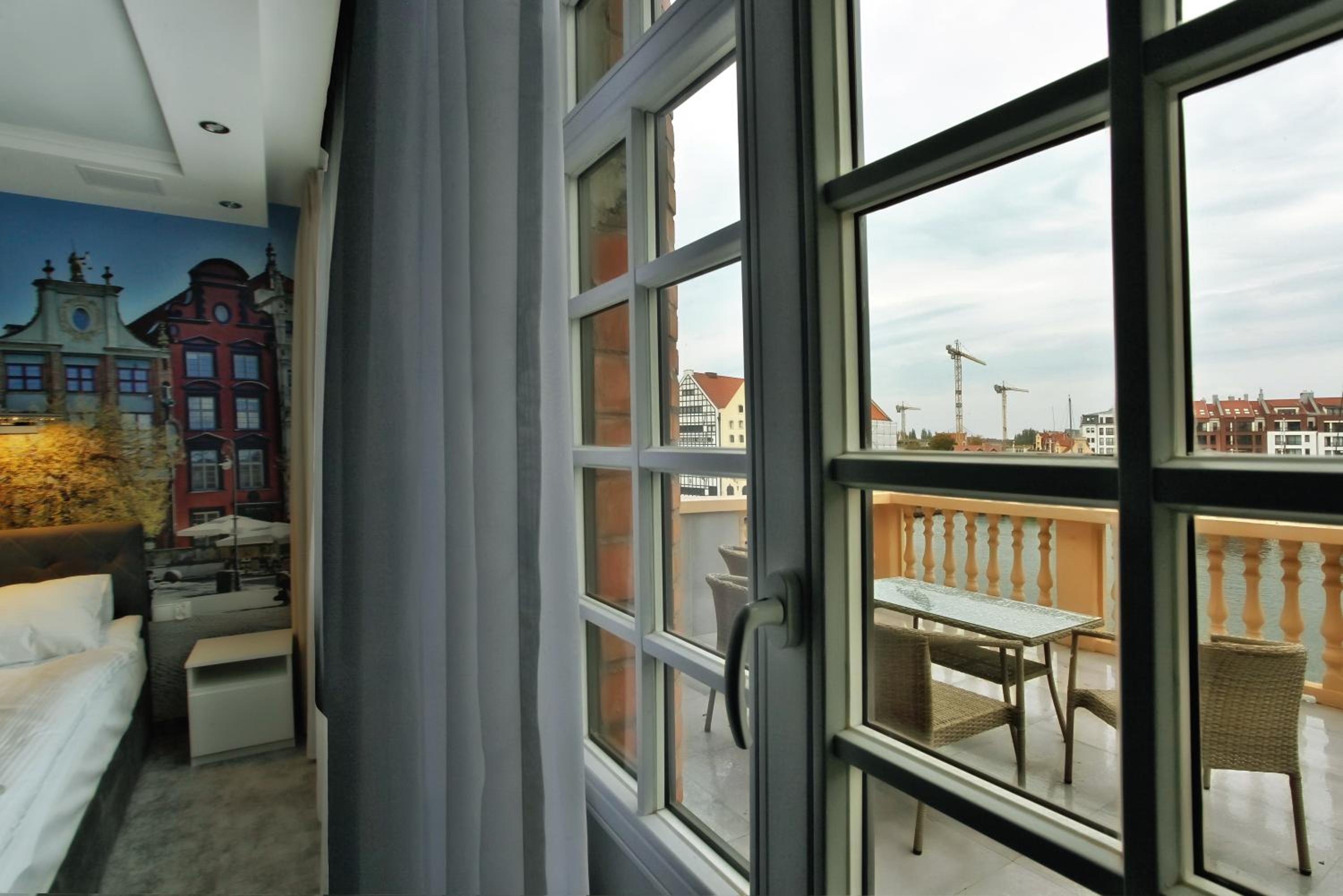 Apartment with Terrace - Photo 5
