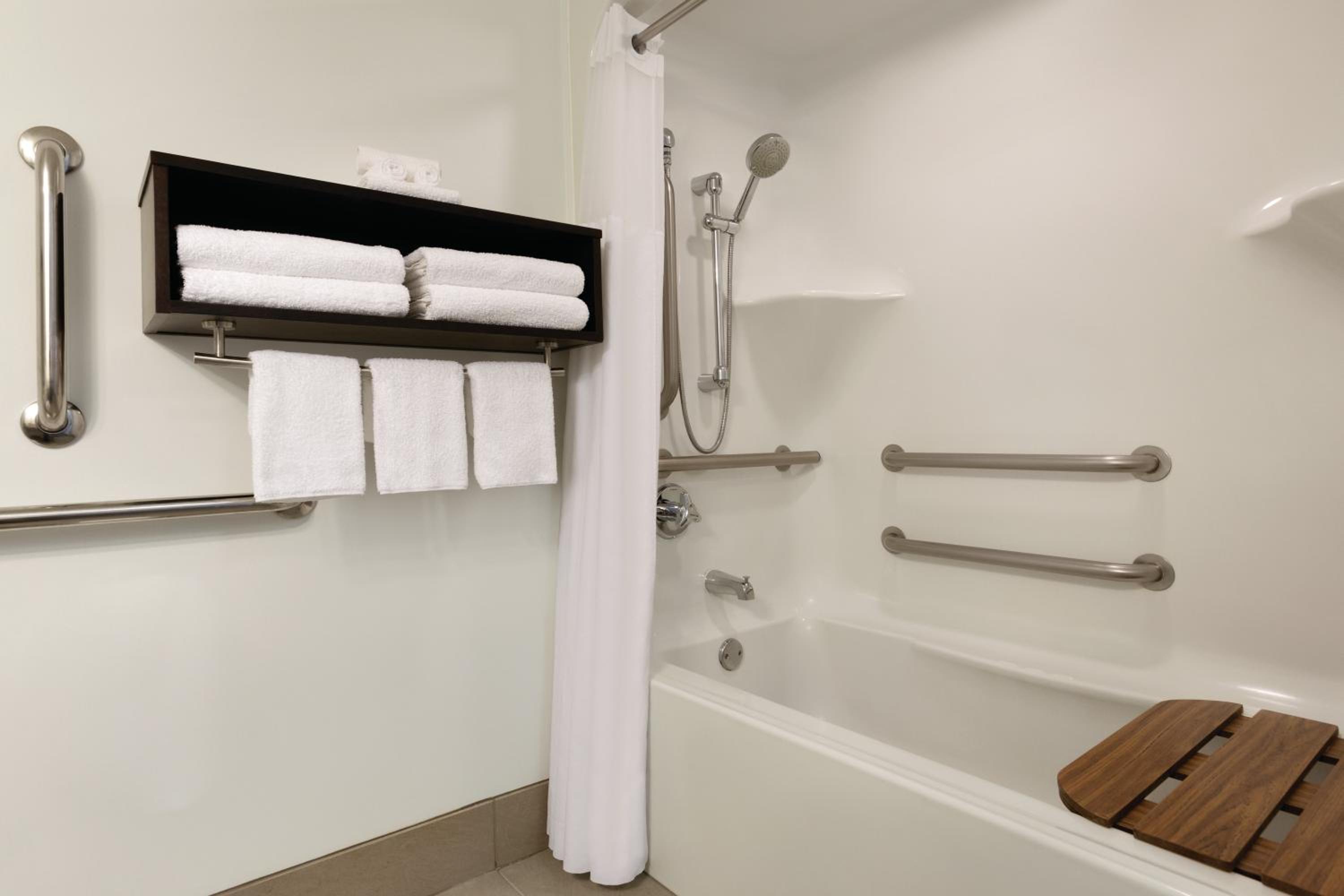 Queen Room with Two Queen Beds - Disability Access/Non-Smoking - Photo 2
