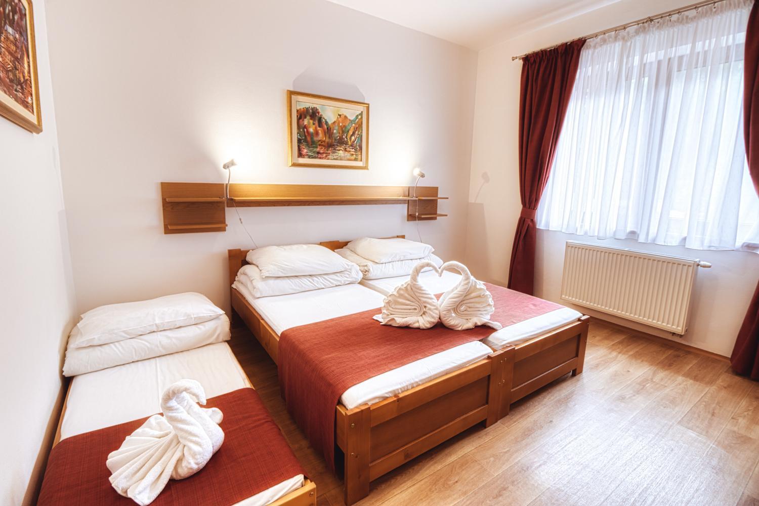 Twin Room with Extra Bed photo 1