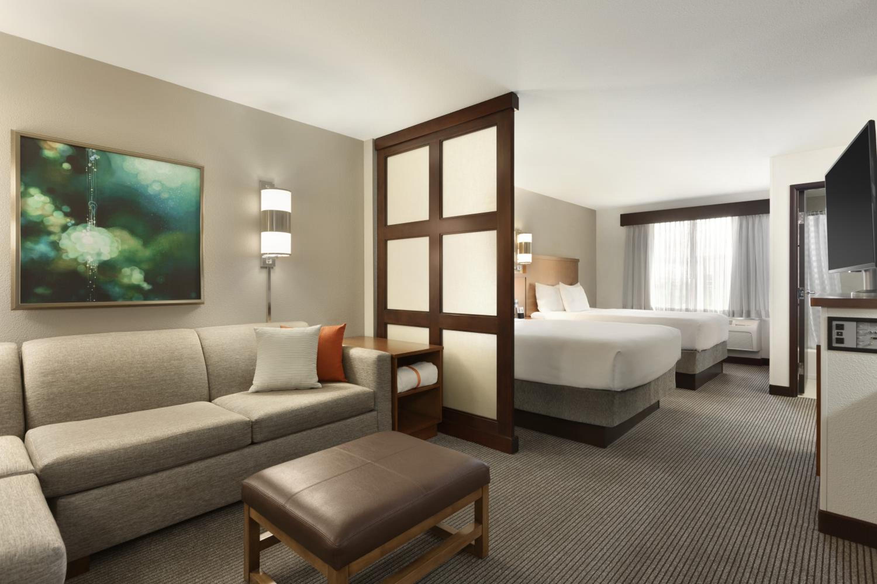 Queen Room with Two Queen Beds and Sofa Bed - High Floor - Photo 9