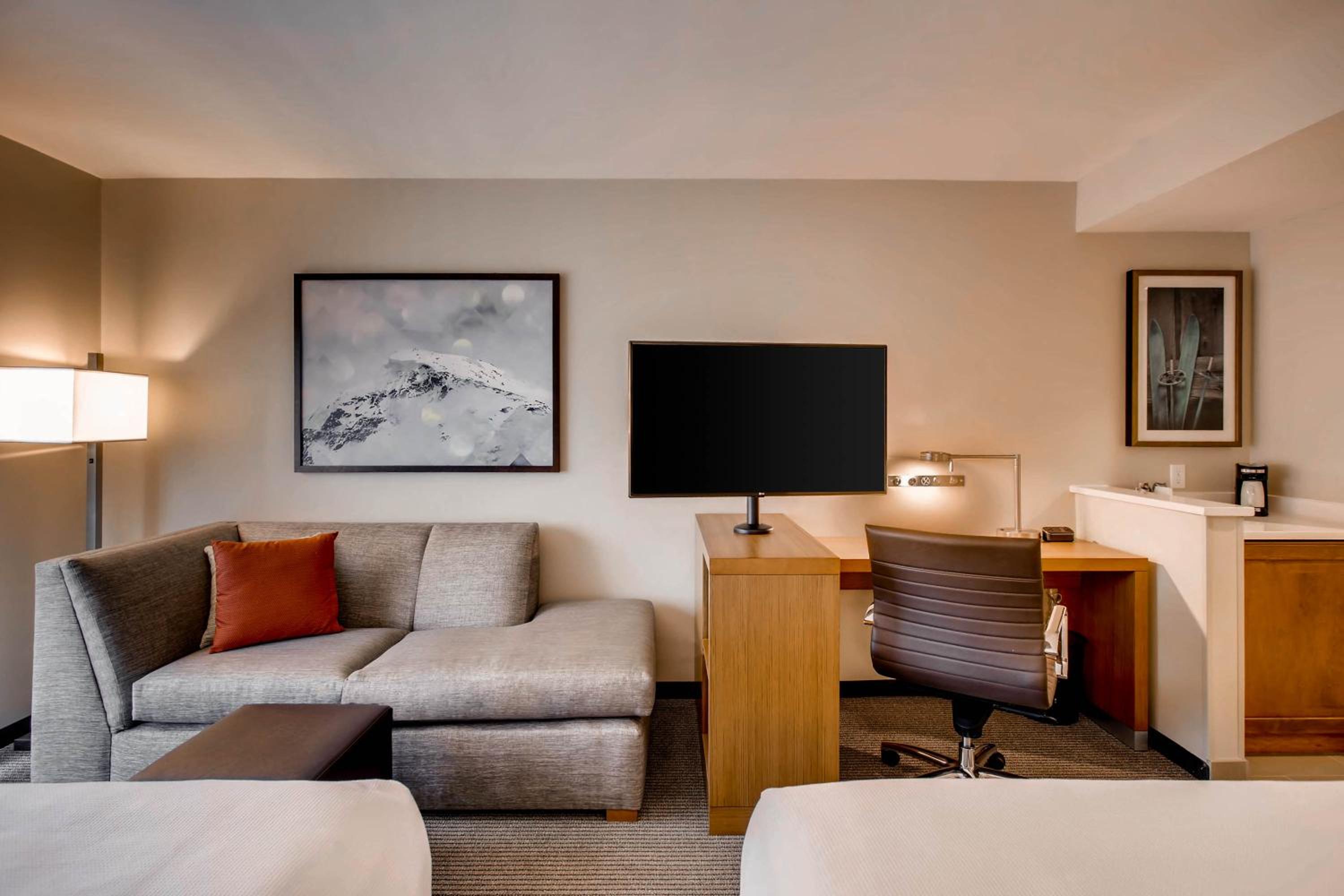 Queen Room with Two Queen Beds and Mountain View - Photo 3
