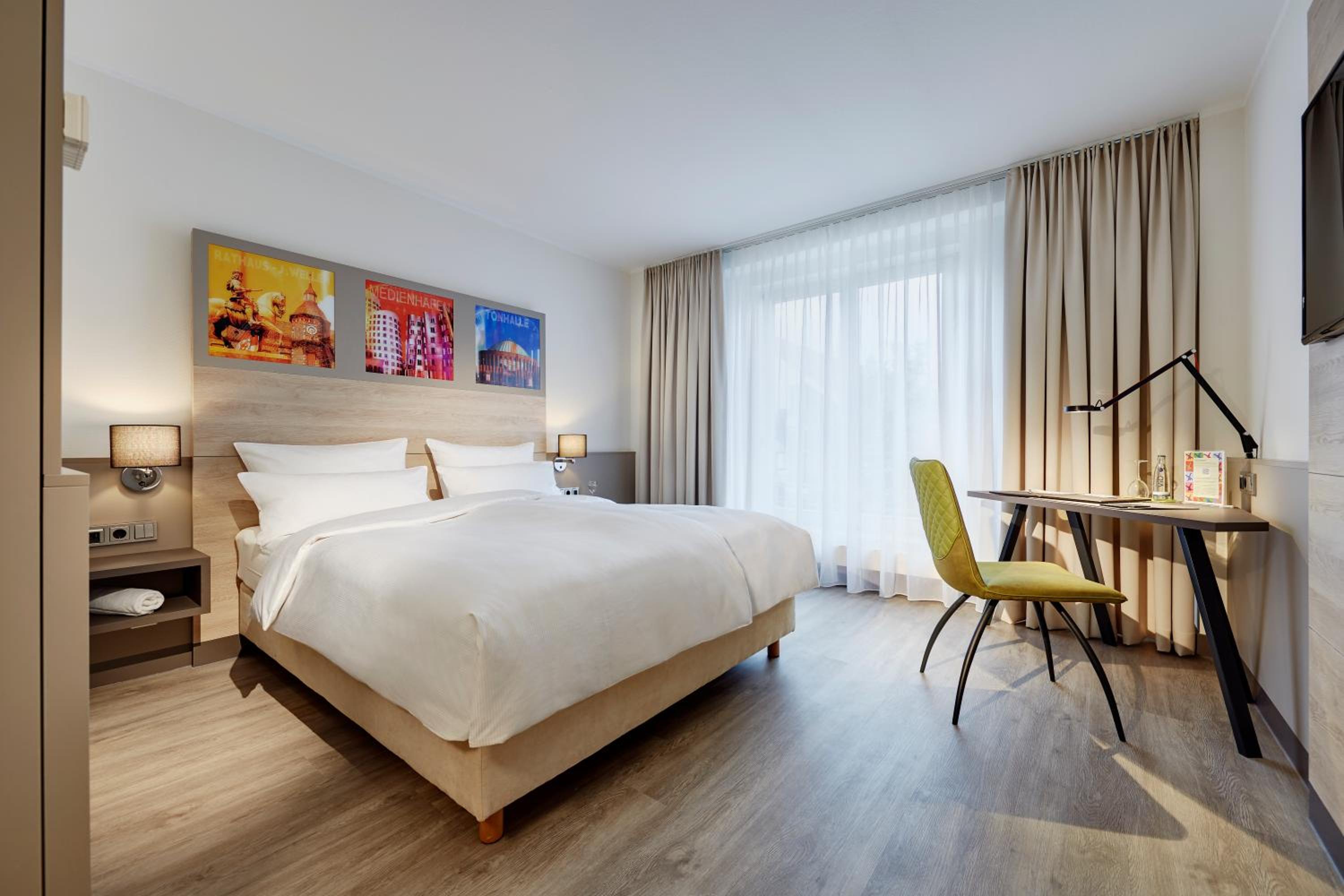 Deluxe Queen Room - Photo 22