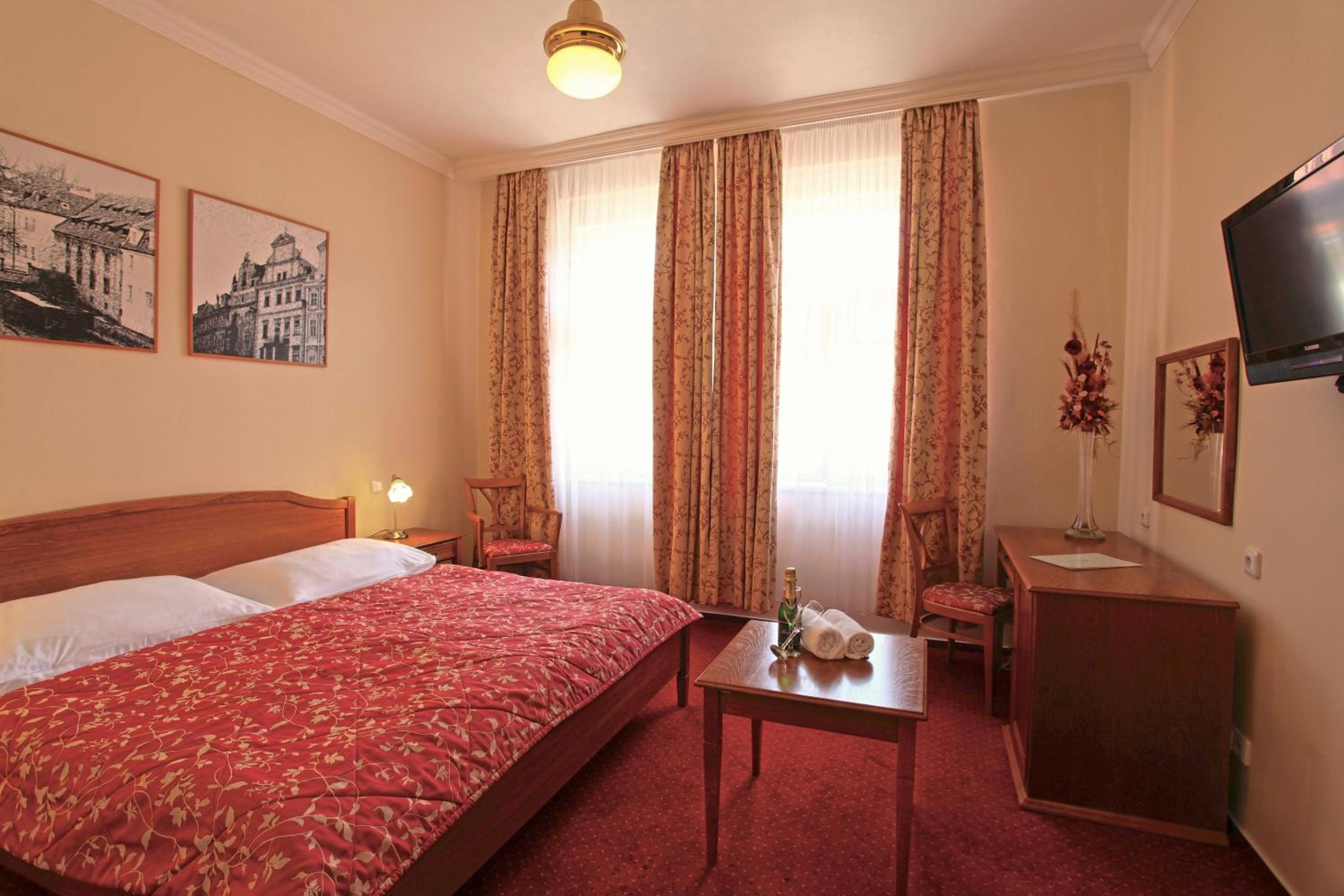 Double or Twin Room - Photo 8