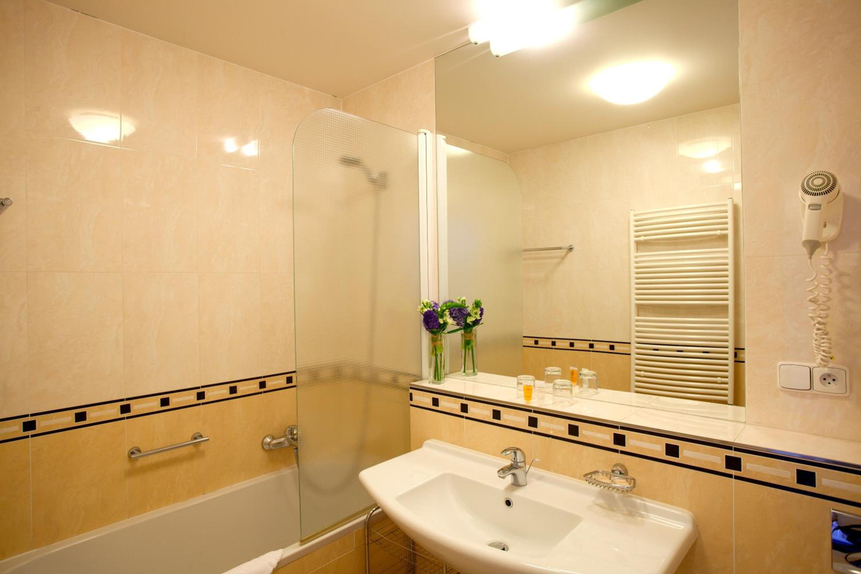 Double or Twin Room - Photo 4
