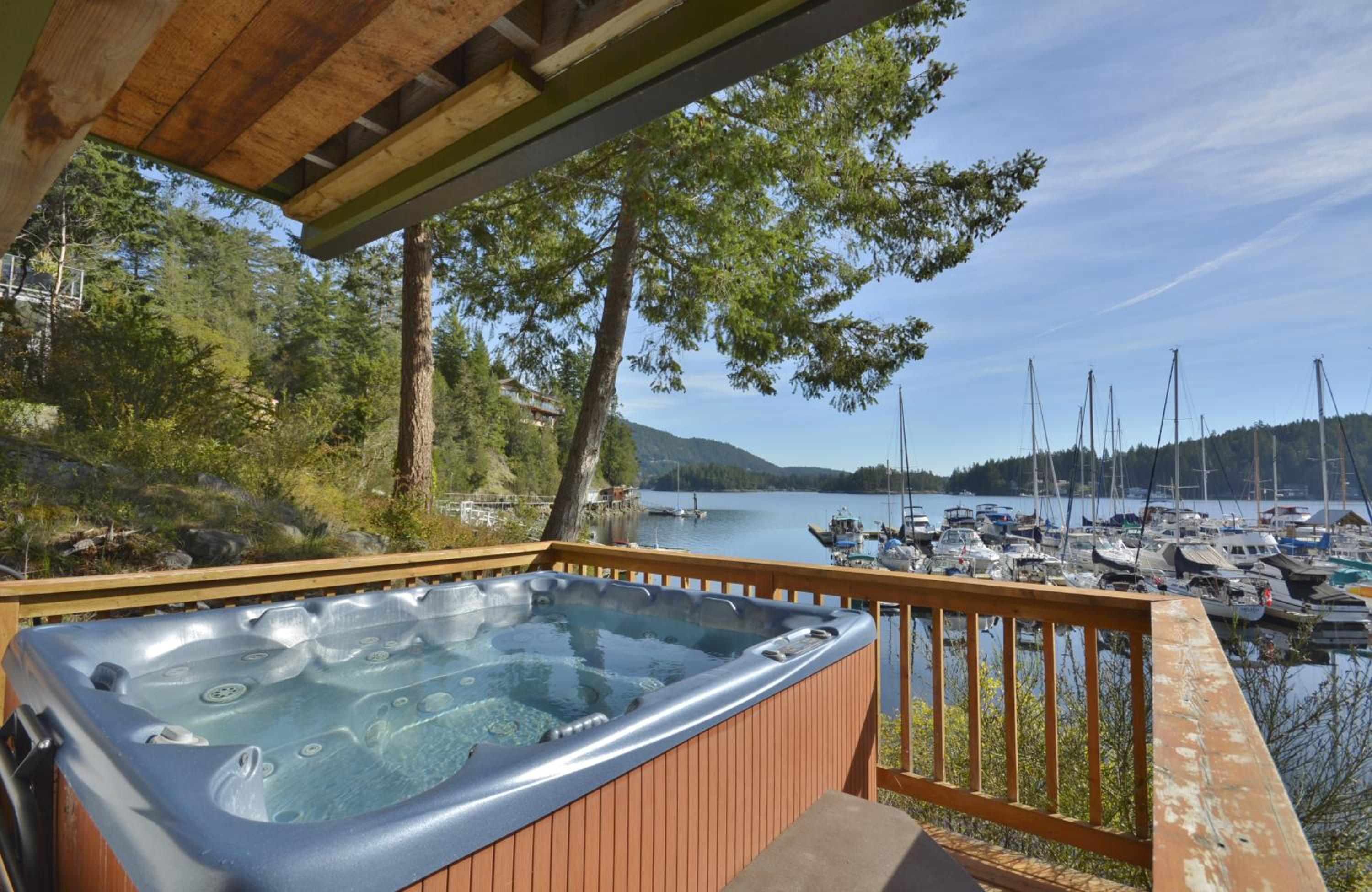 Oceanfront Chalet with Jacuzzi photo 3