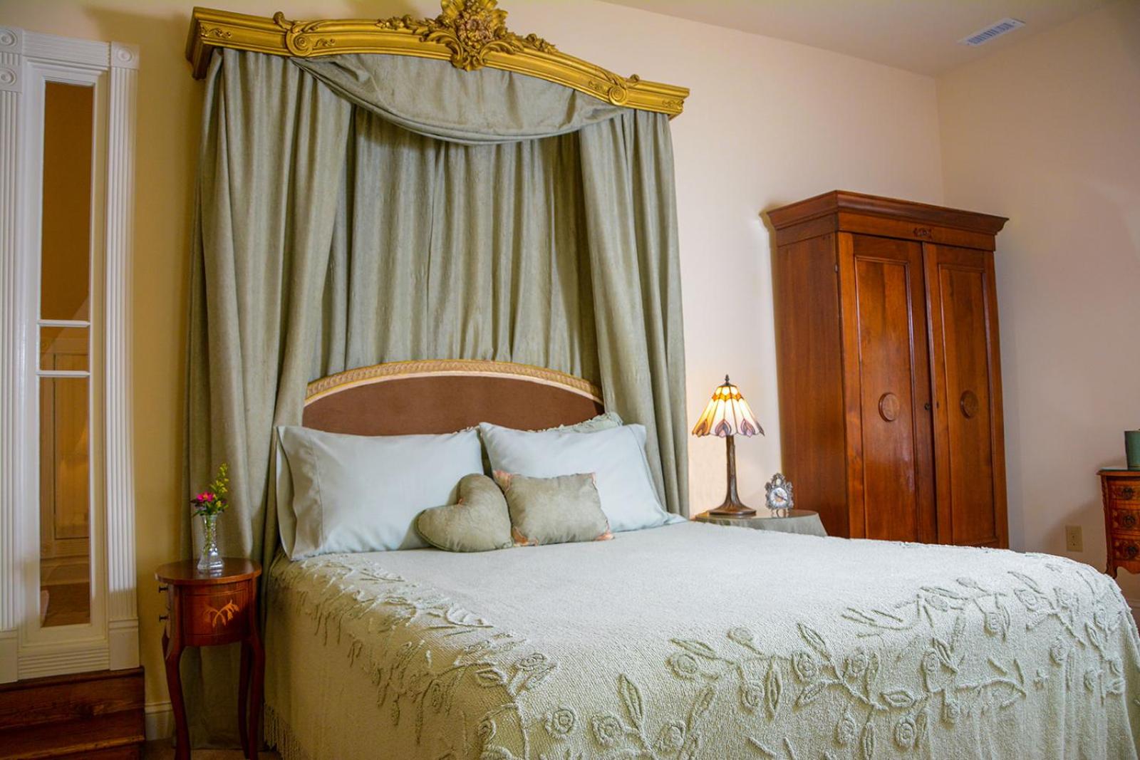 Deluxe Queen Suite photo 1