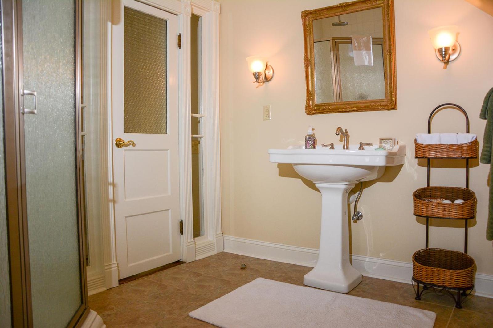 Deluxe Queen Suite photo 3