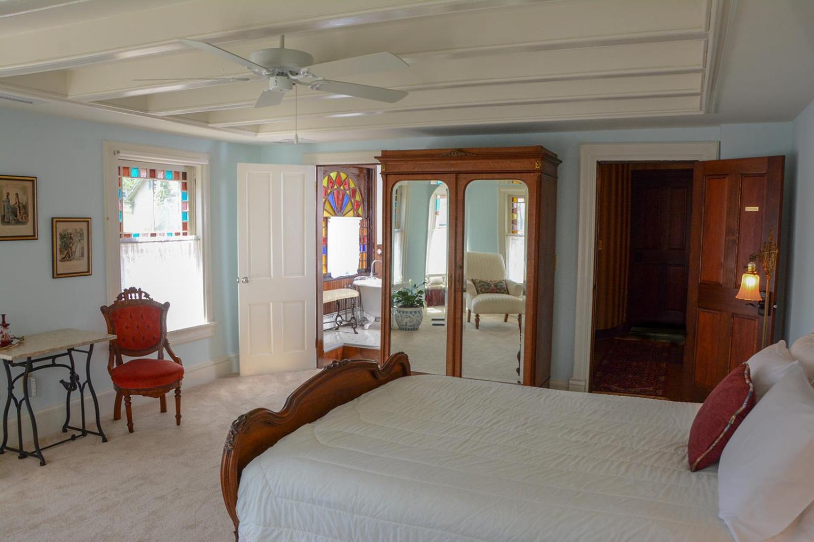 Deluxe Queen Suite photo 3