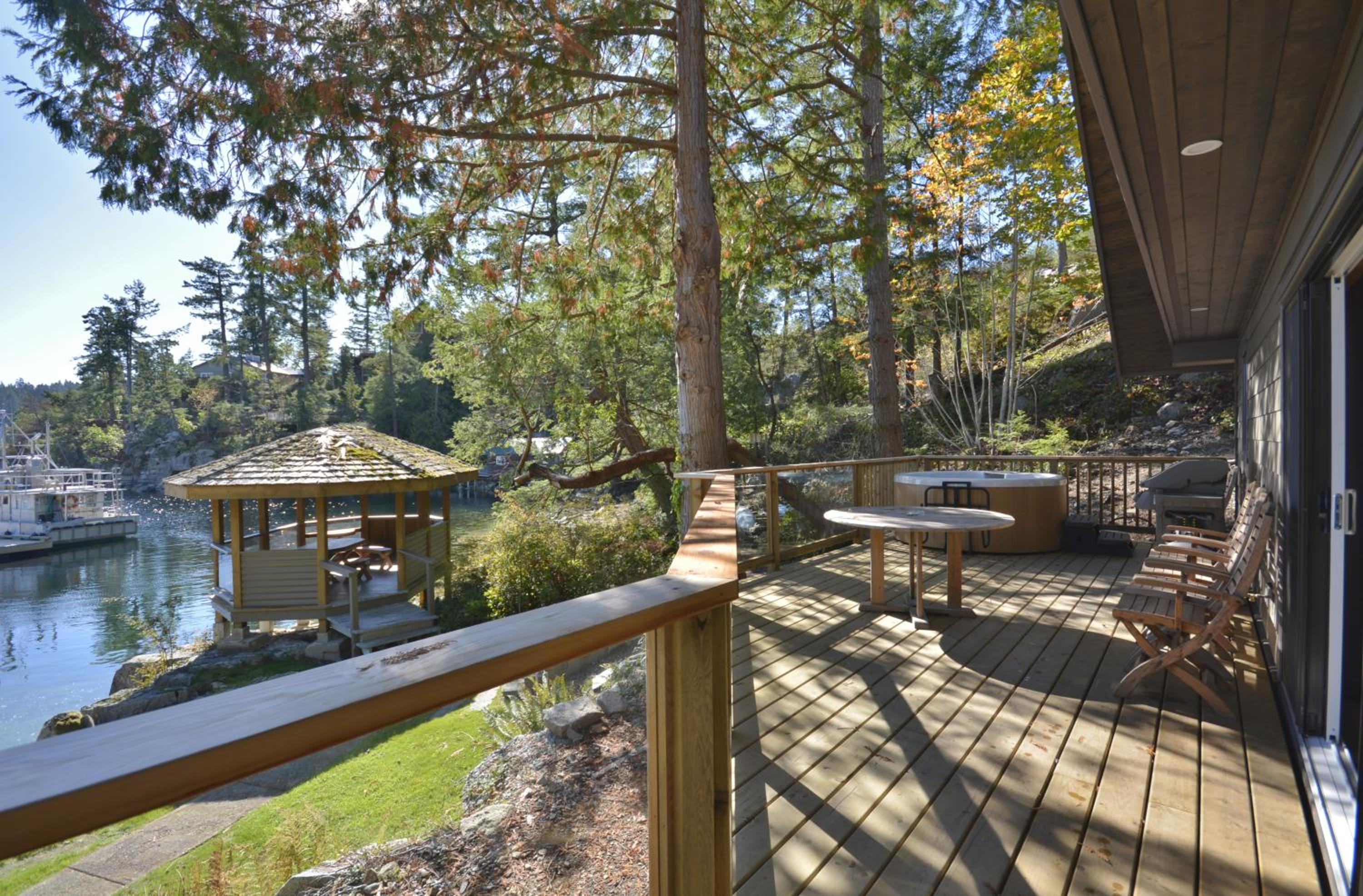 Two-Bedroom Oceanfront Cottage with Jacuzzi photo 3