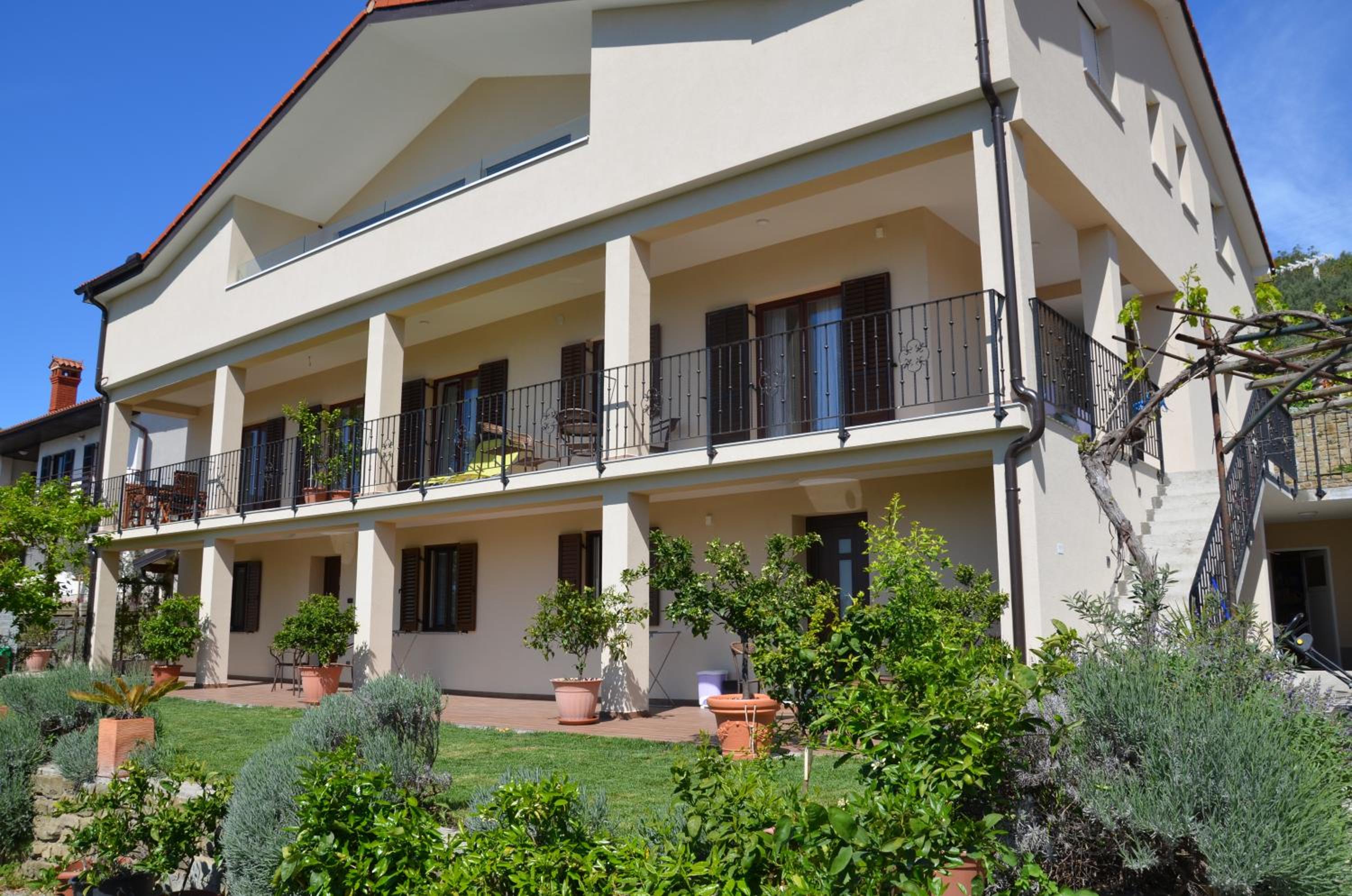 One-Bedroom Apartment with Balcony and Sea View photo 2