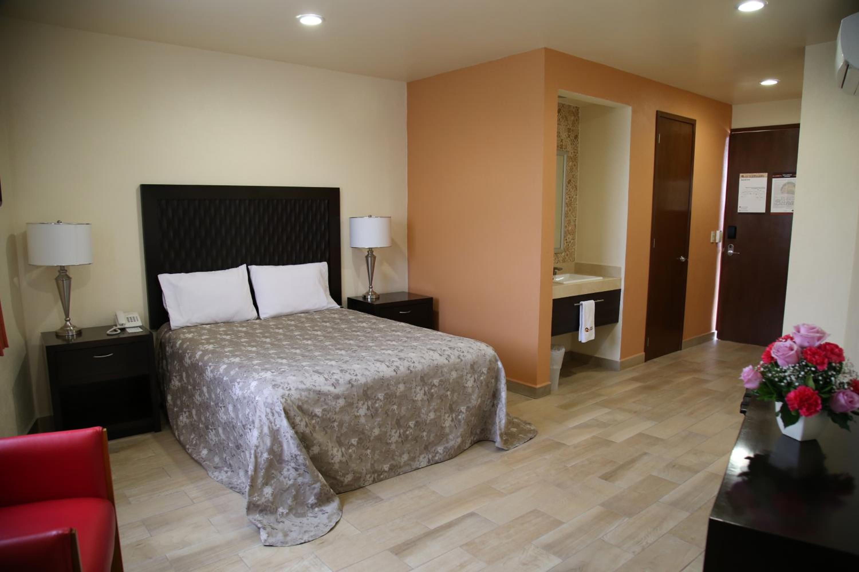 Queen Room photo 1