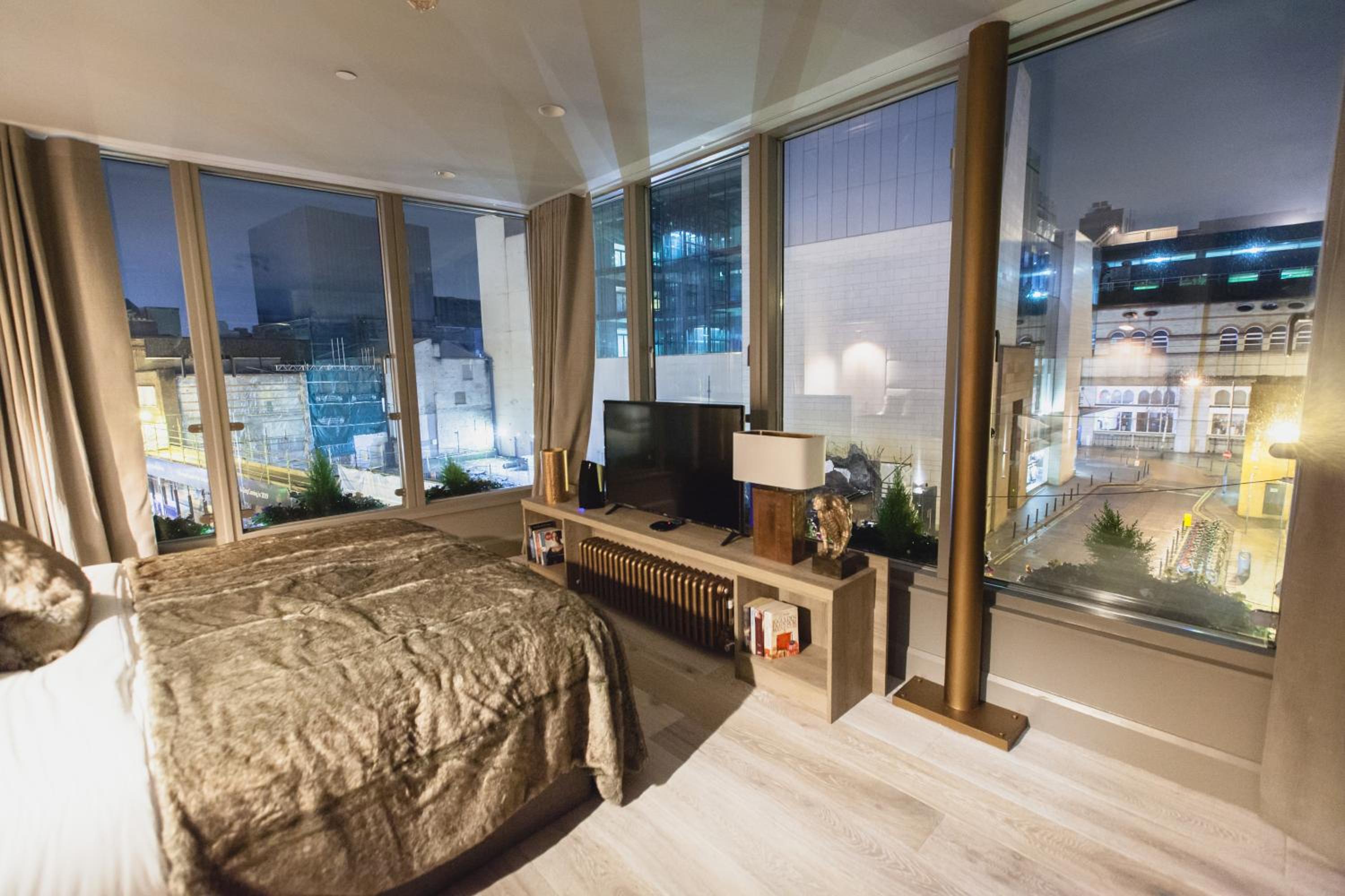 Deluxe King Room photo 2