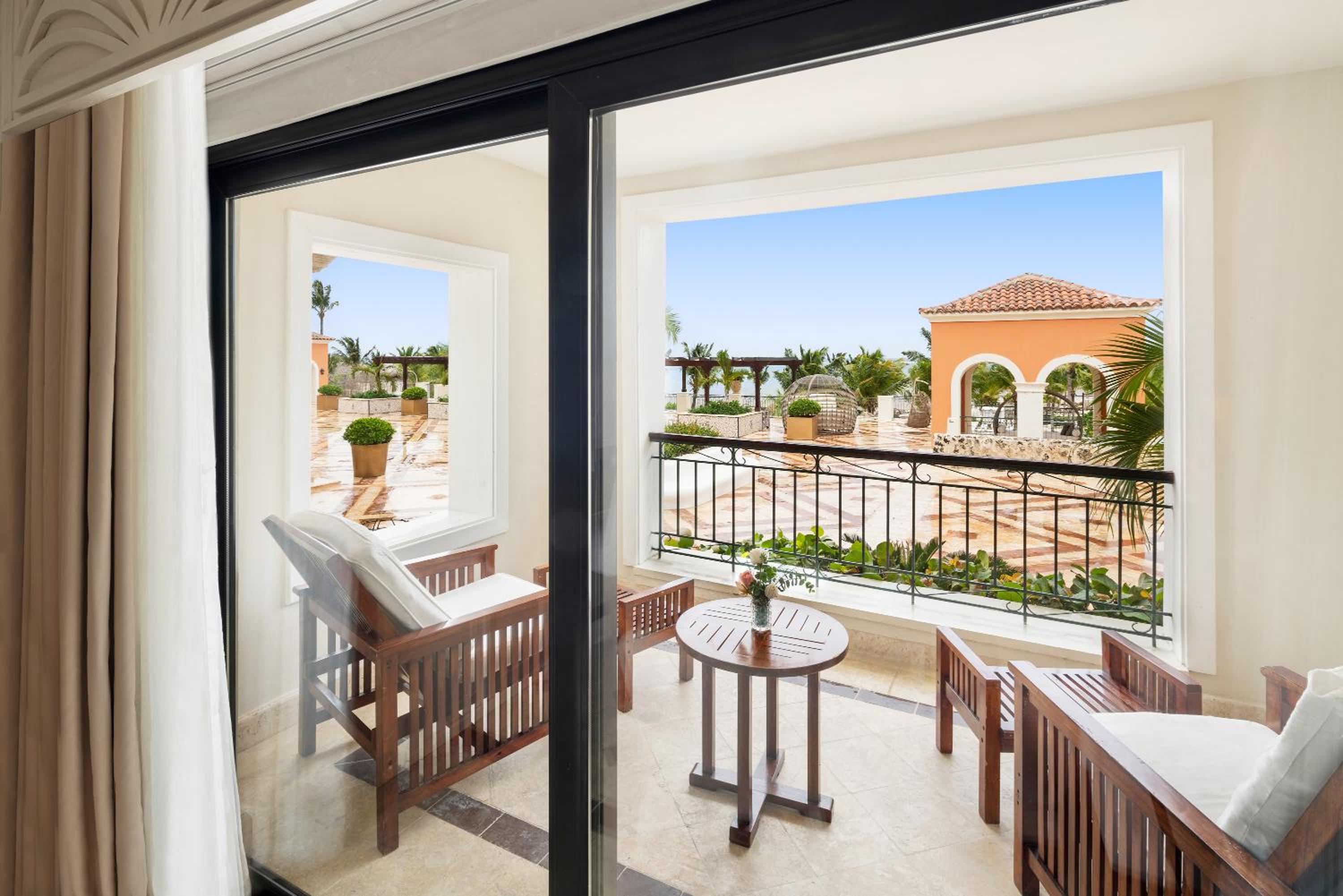 Junior Suite, 1 King or 2 Queen, Ocean view, Balcony - Photo 2
