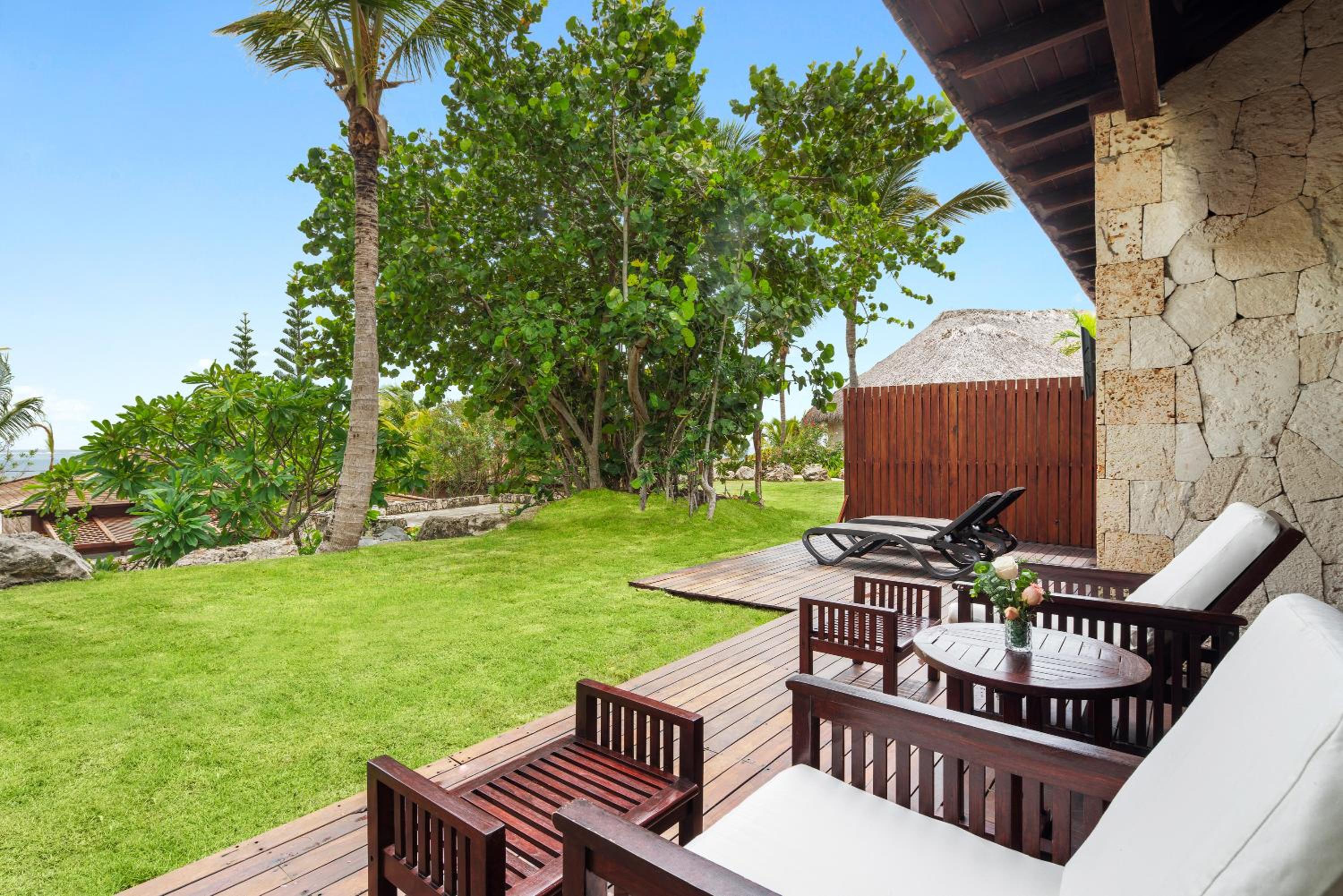 Monarch, Villa, 1 King or 2 Queen, Garden view, Balcony - Photo 2