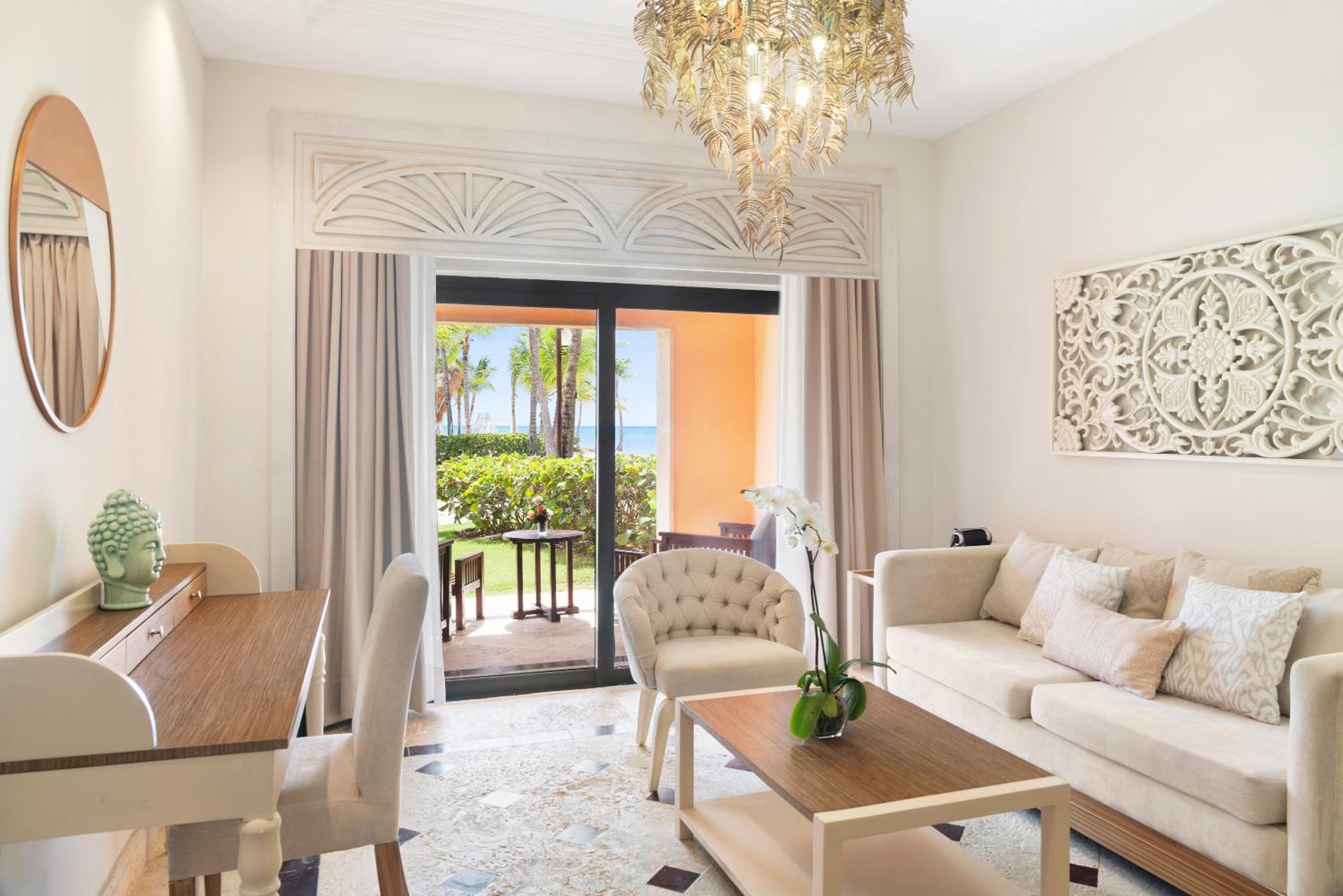 Junior Suite, 1 King, Beachfront, Balcony - Photo 4