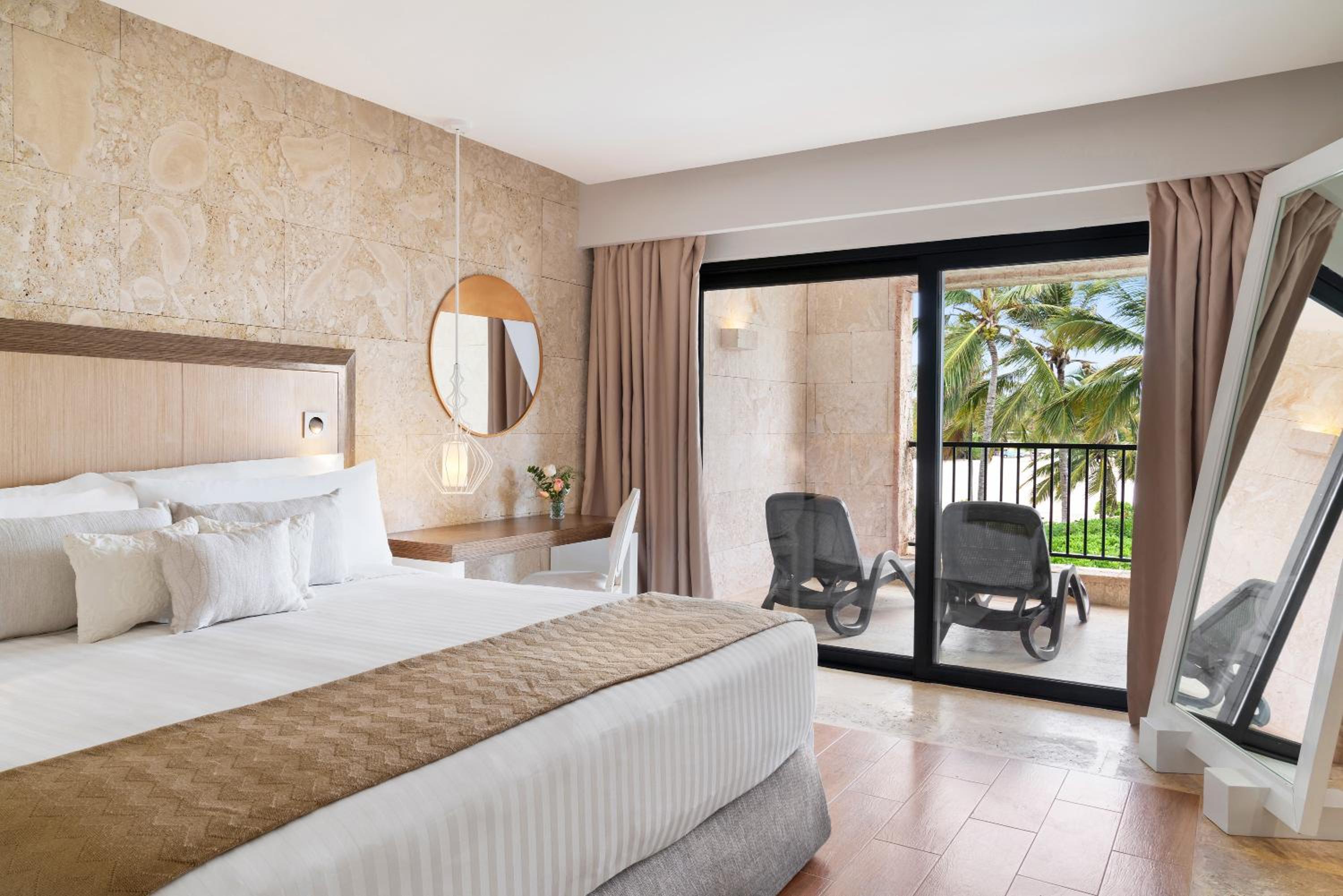 Castle, Junior Suite, 1 King, Ocean view, Balcony - Photo 5