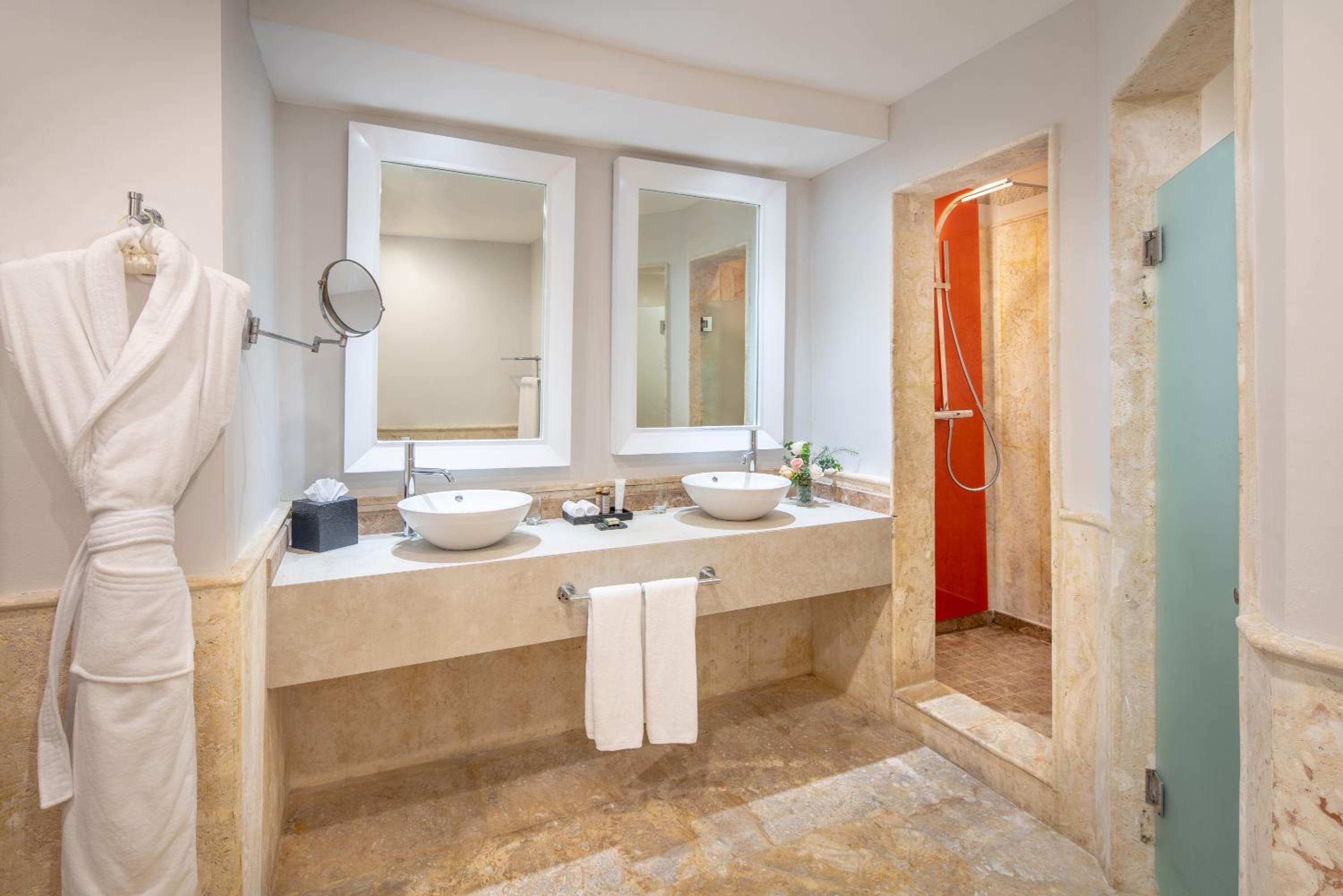 Castle, Junior Suite, 1 King, Ocean view, Balcony - Photo 2
