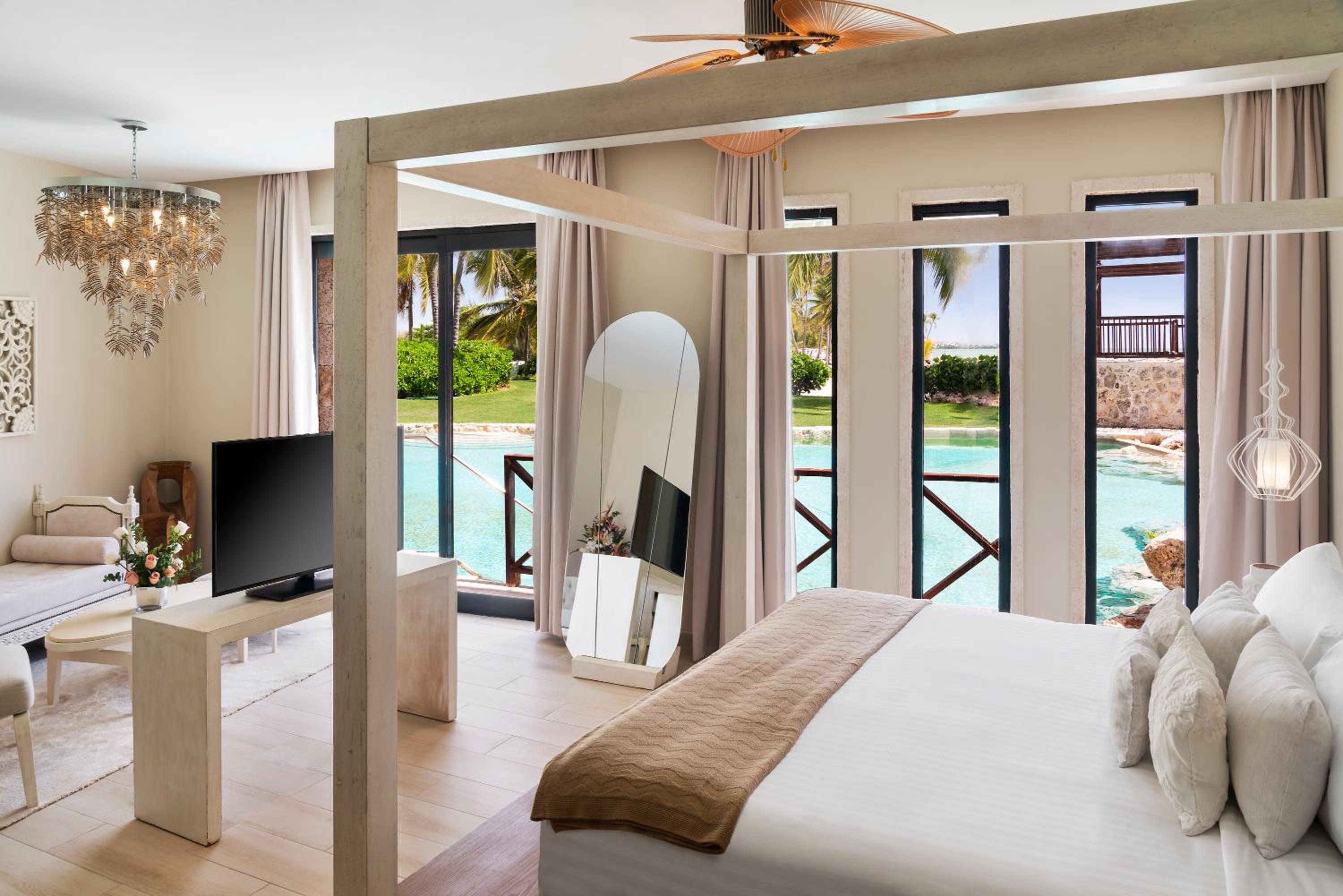 Castle Swim Out, Junior Suite, 1 King, Pool view