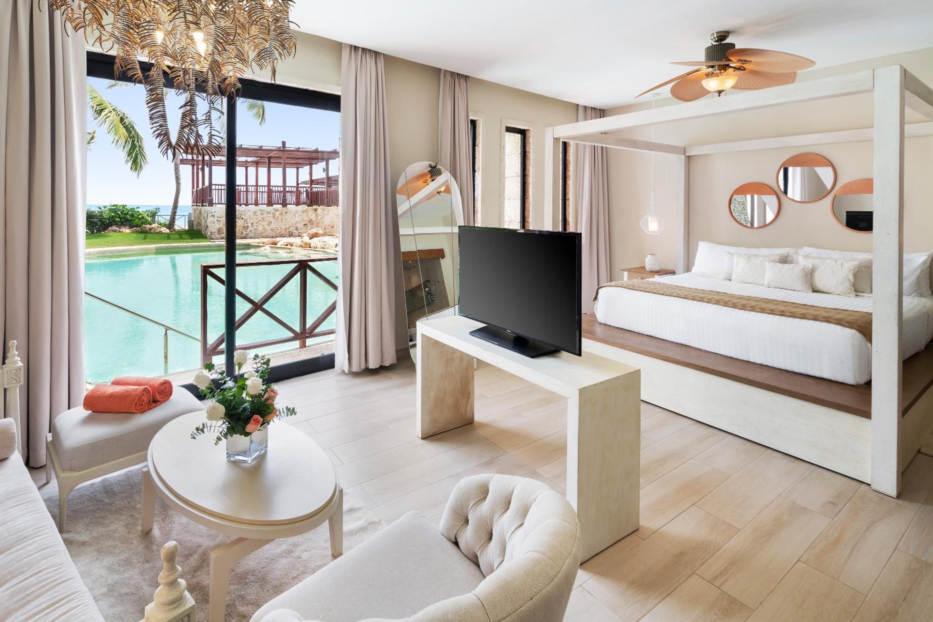 Castle Swim Out, Junior Suite, 1 King, Pool view photo 3