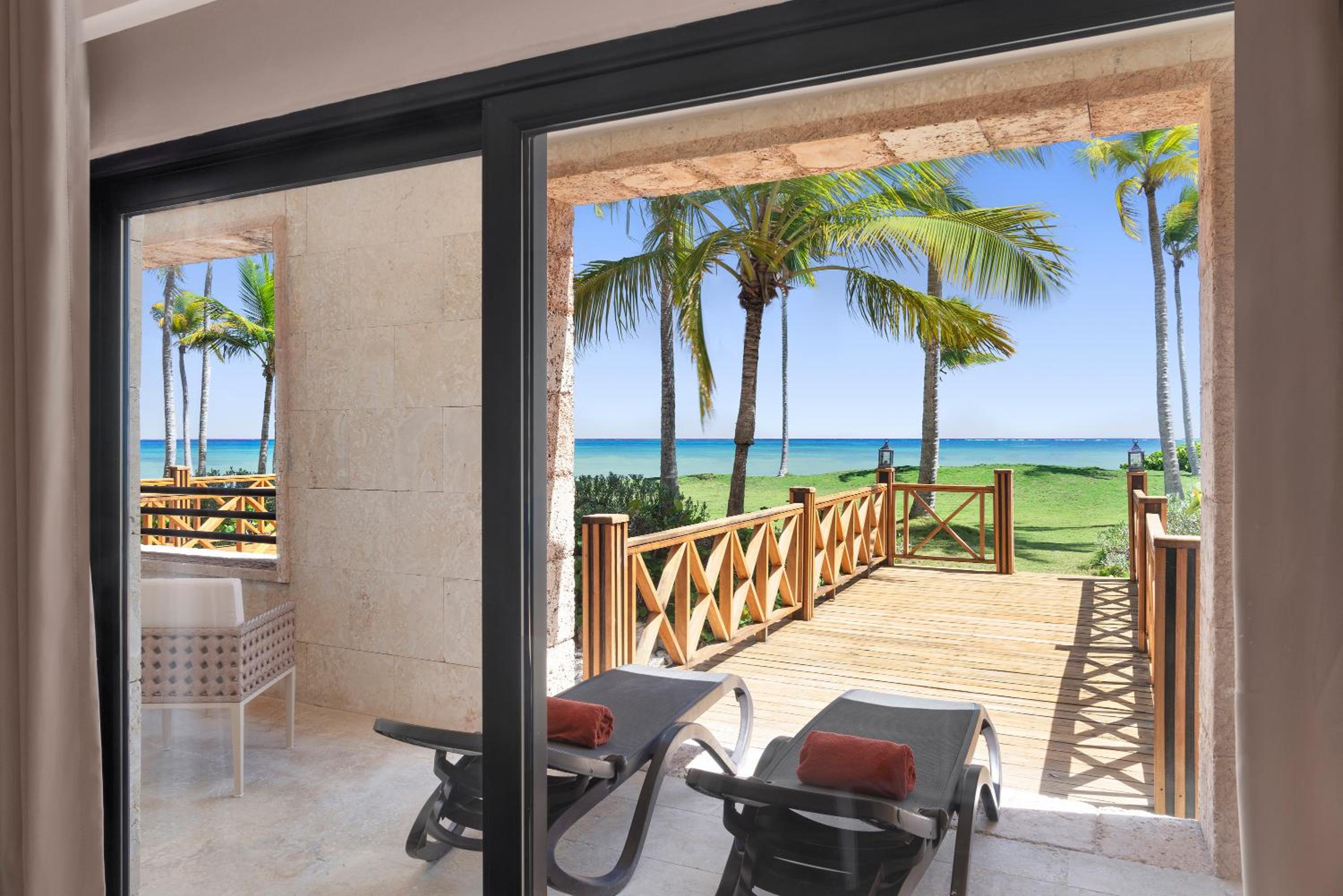 Castle, Junior Suite, 1 King, Ocean view, Balcony - Photo 3