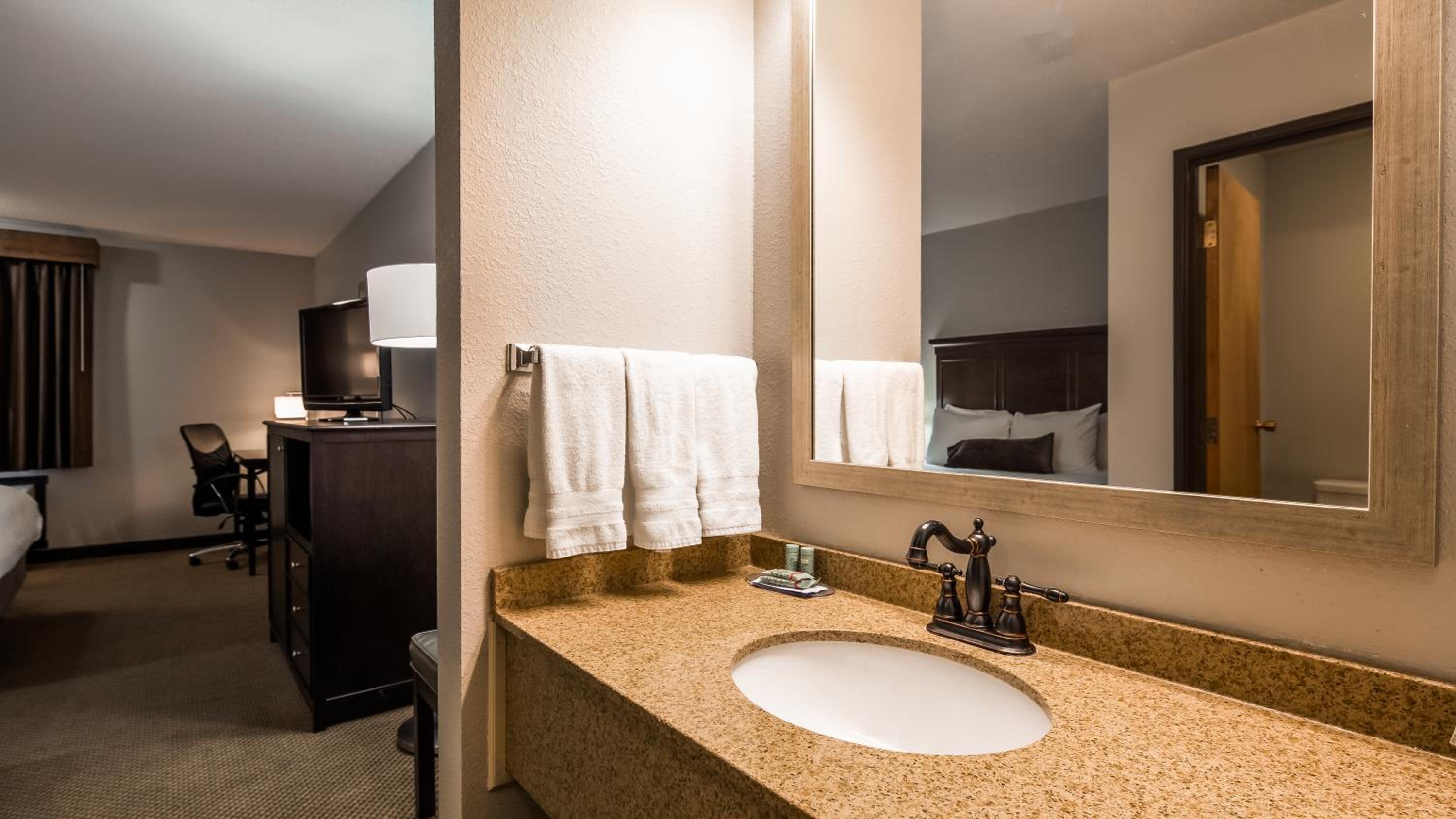 Junior Queen Suite photo 3