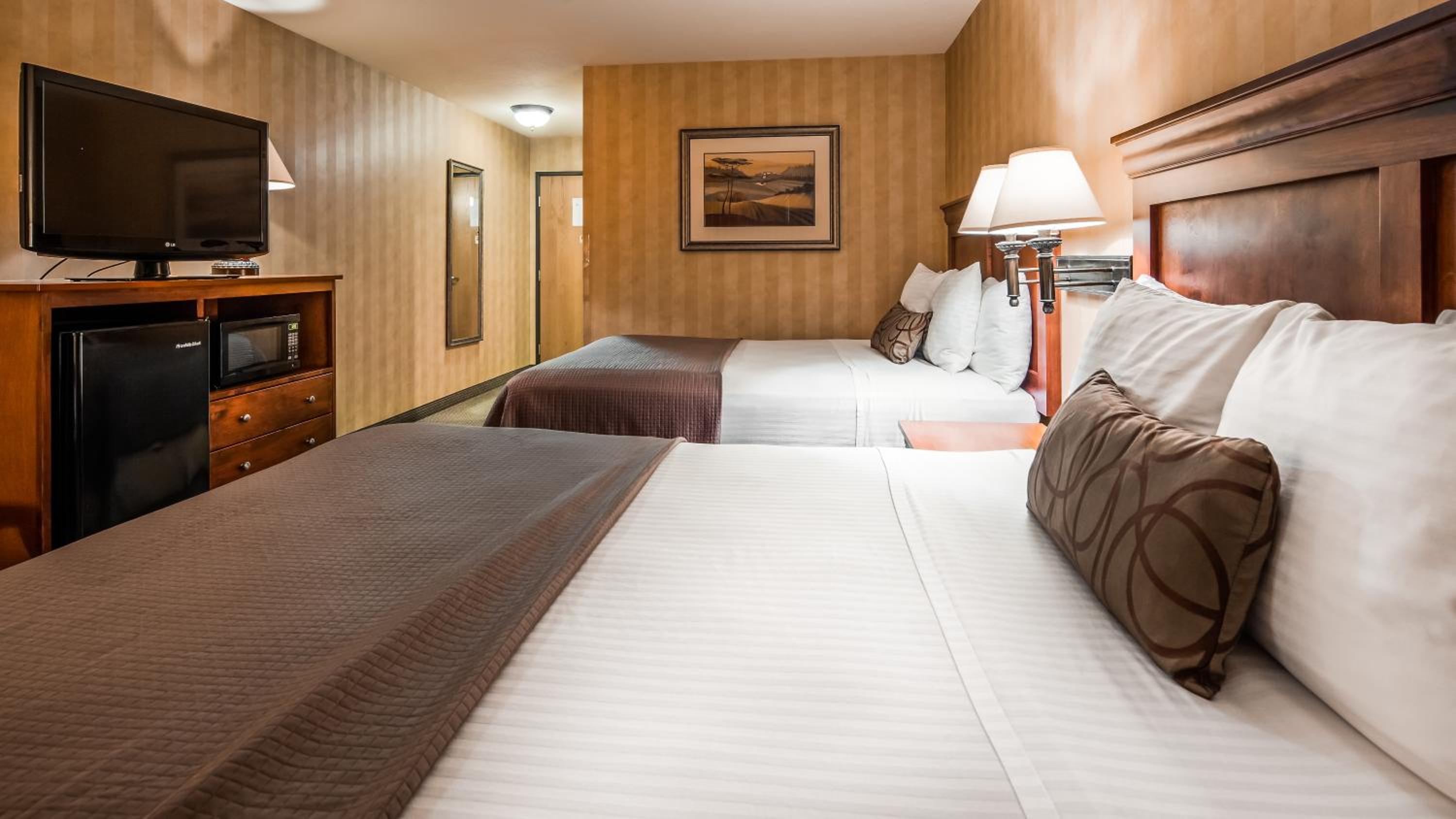 Queen Room with Two Queen Beds photo 2