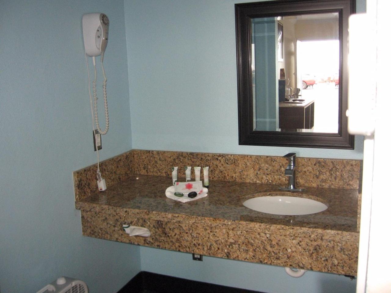 King Room - Non-Smoking photo 3
