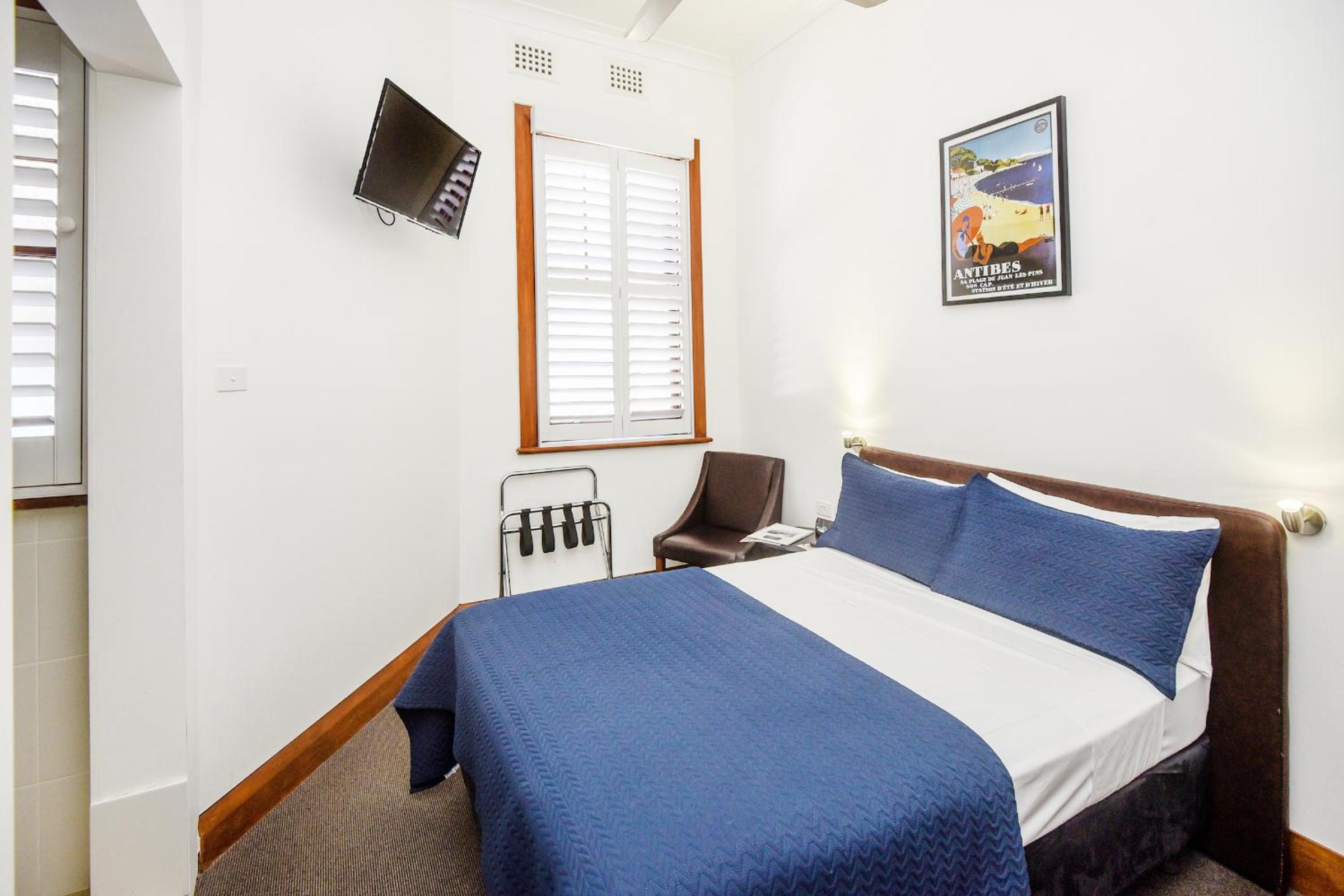 Queen Room with Private Bathroom photo 1