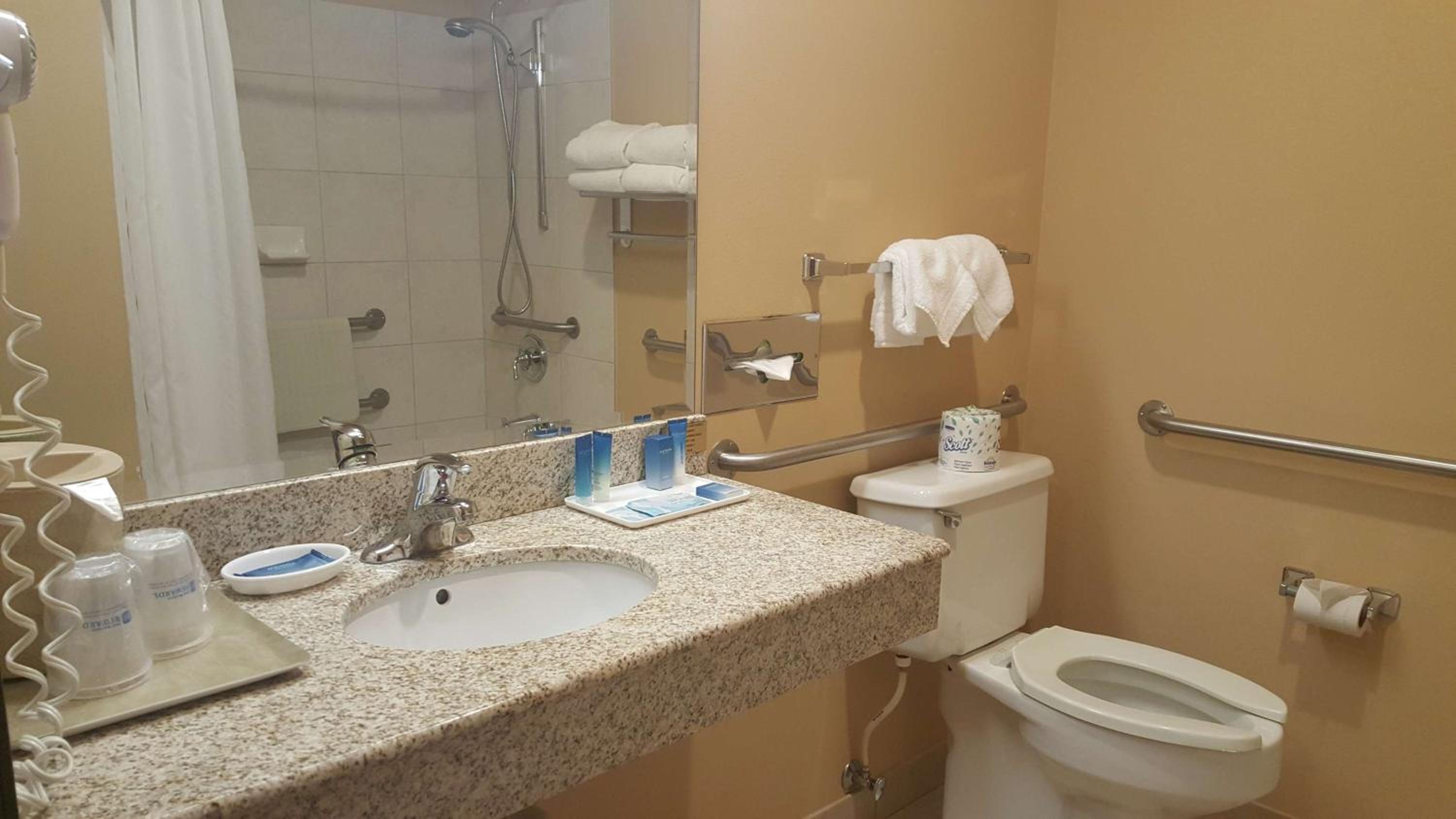 Queen Room with Two Queen Beds and Bath Tub - Disability Access/Non-Smoking photo 2