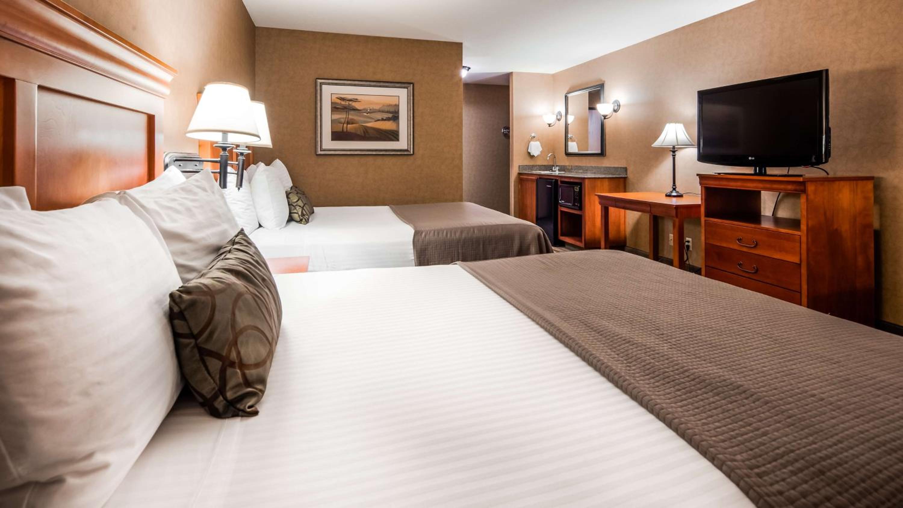 Executive Queen Room with Two Queen Beds - Non-smoking photo 2